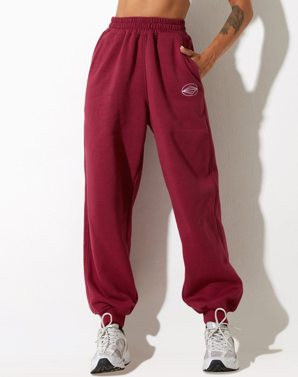 Pantalon de jogging Roider en bourgogne avec broderie 'Winning Team