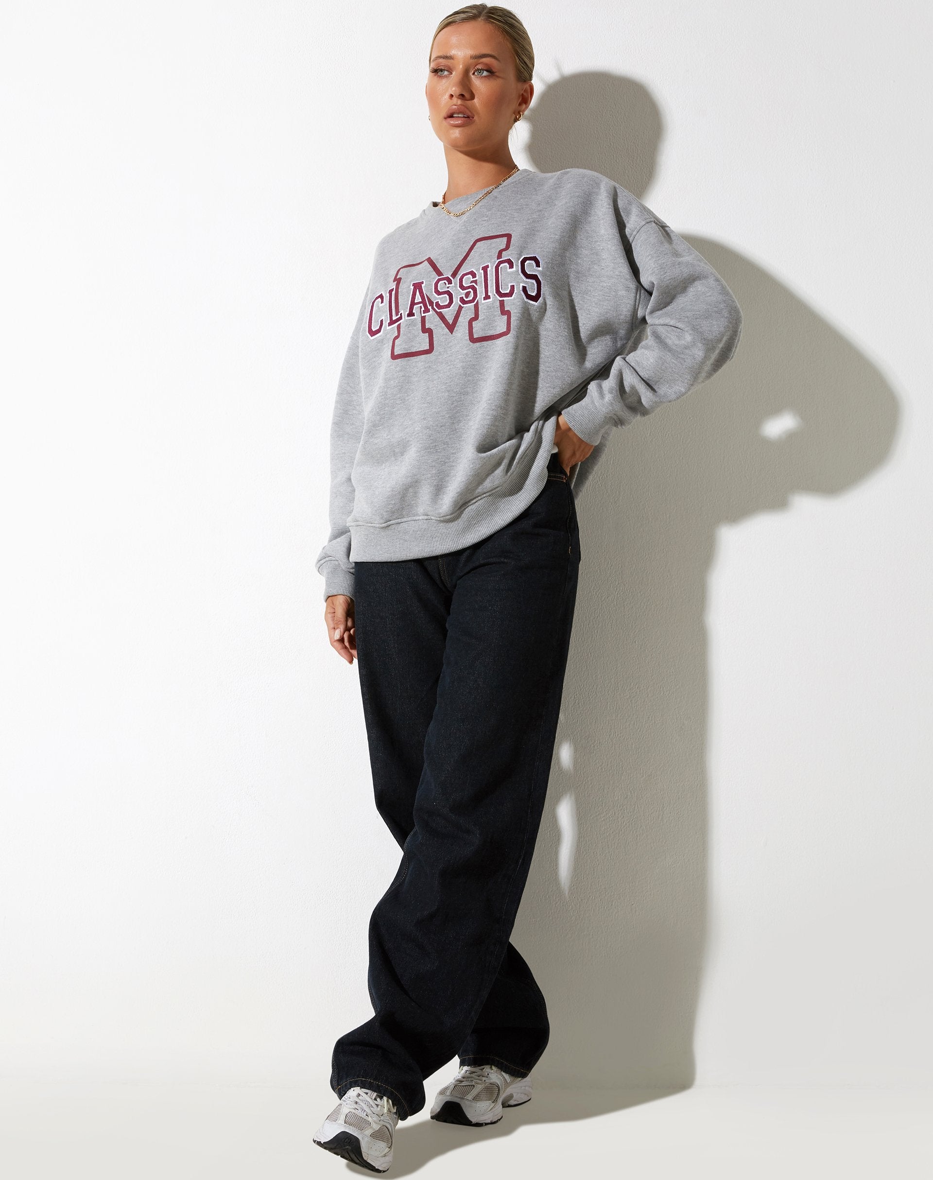 Image de Glan Sweatshirt en gris marron avec broderie "M Classics".