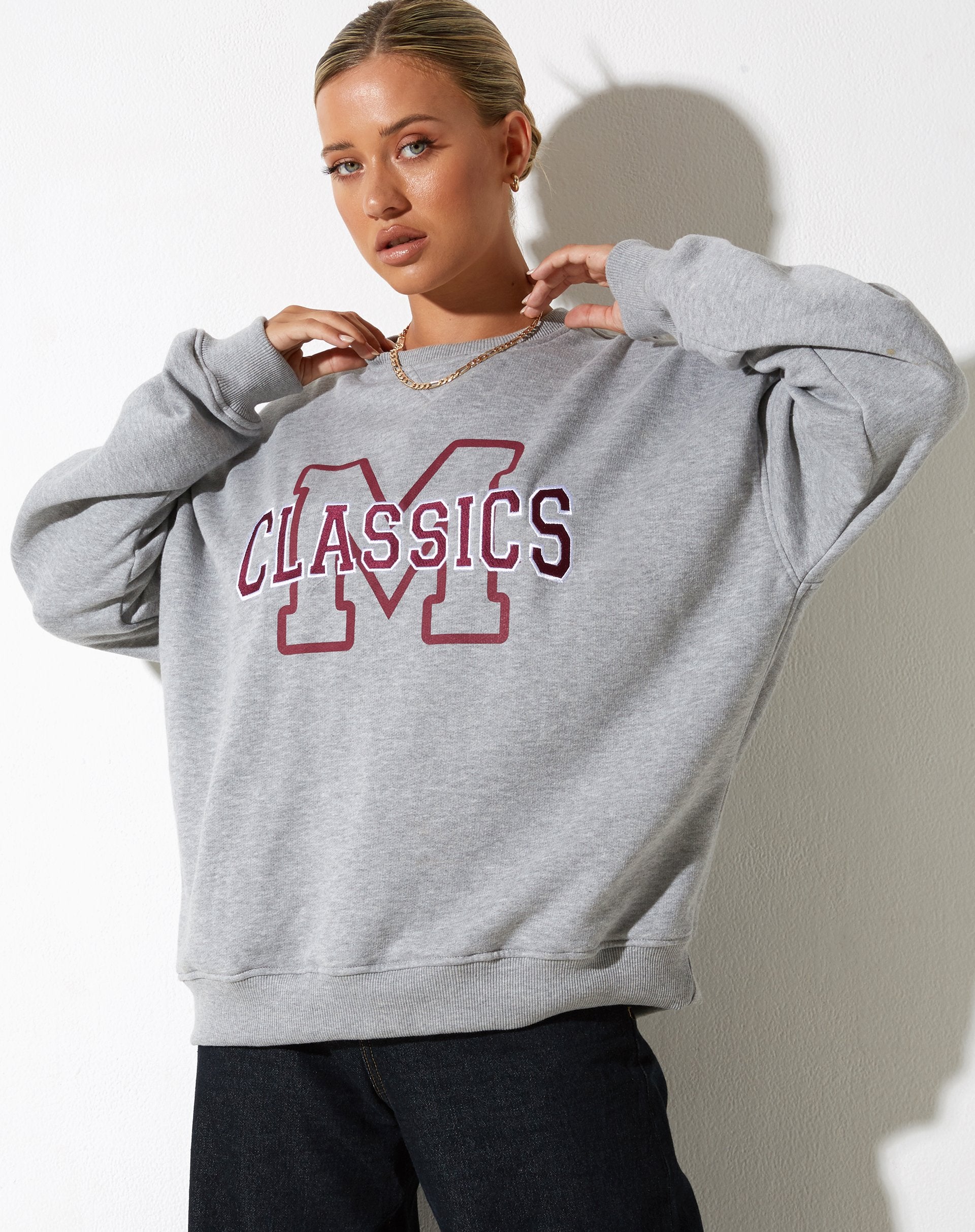 Image de Glan Sweatshirt en gris marron avec broderie "M Classics".