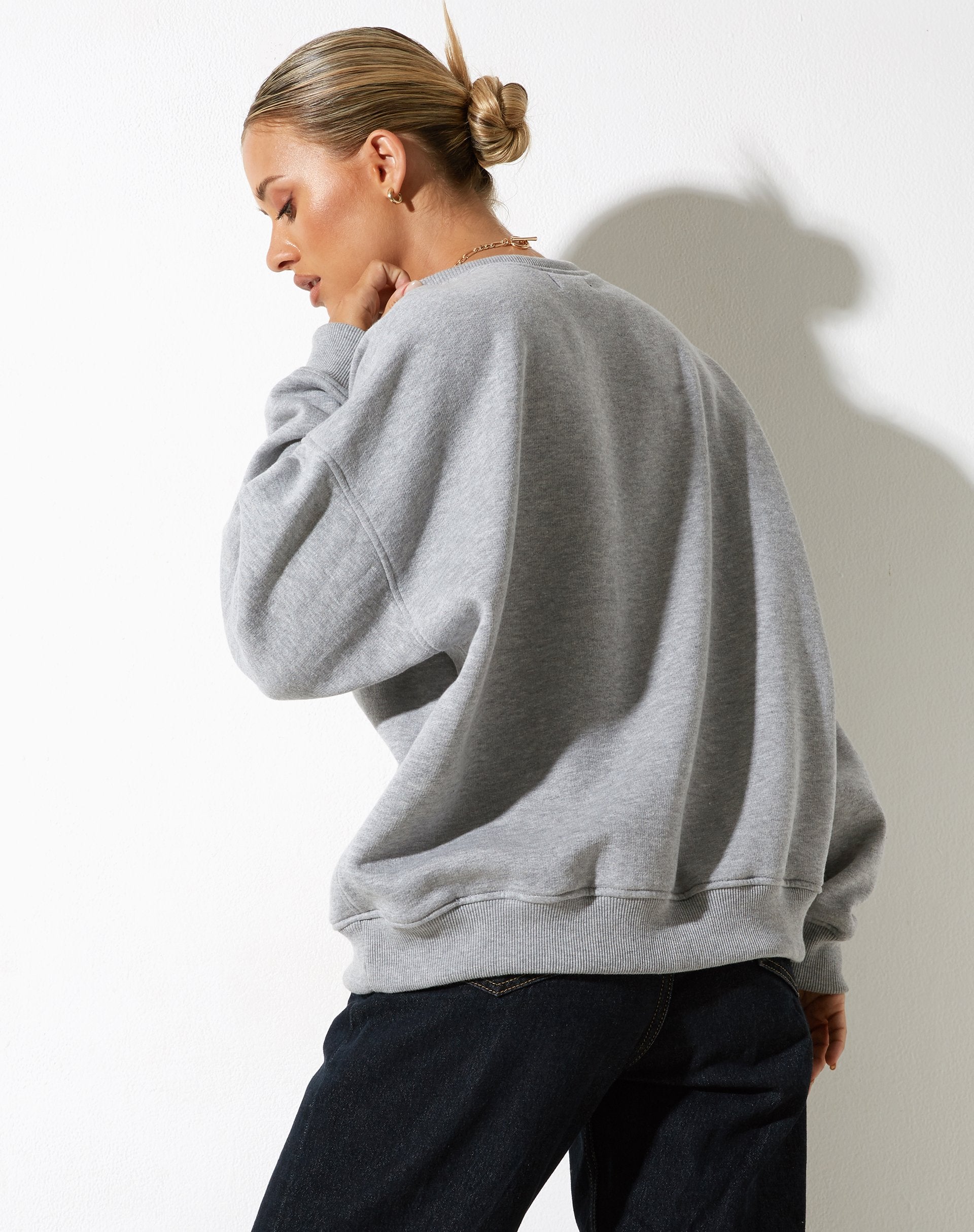 Image de Glan Sweatshirt en gris marron avec broderie "M Classics".