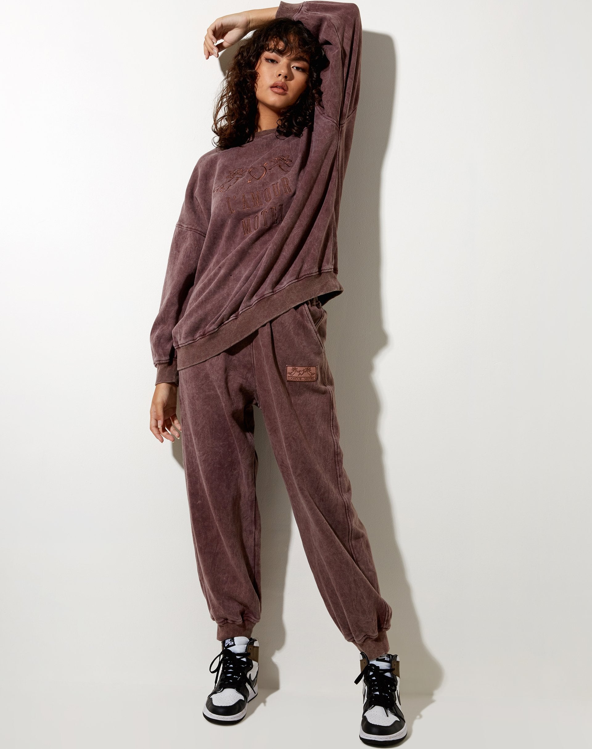 Image de Glo Sweatshirt in Brown Wash LAmour Motel Embro