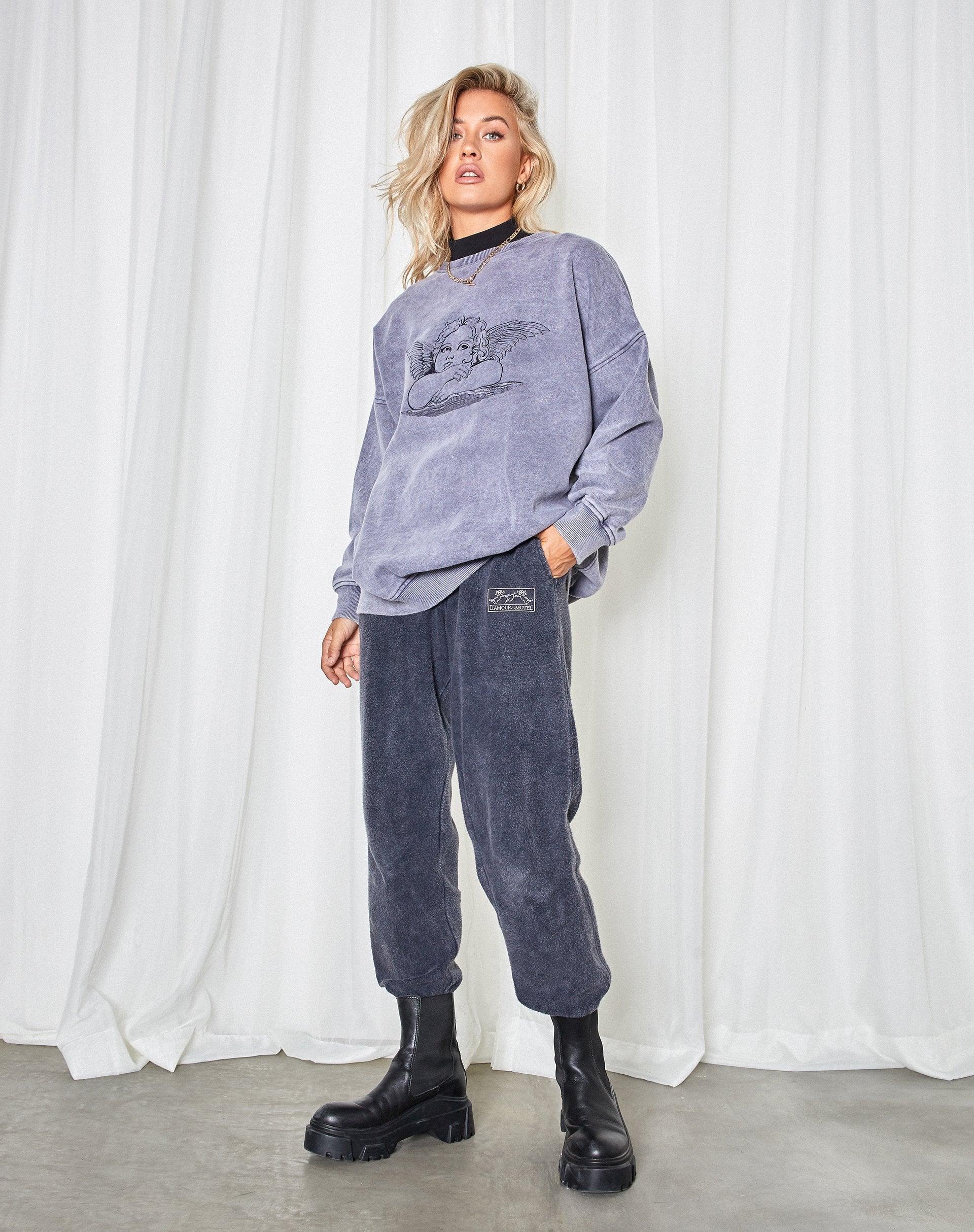 Image de Glo Sweatshirt in Charcoal Wash Angelo Embro