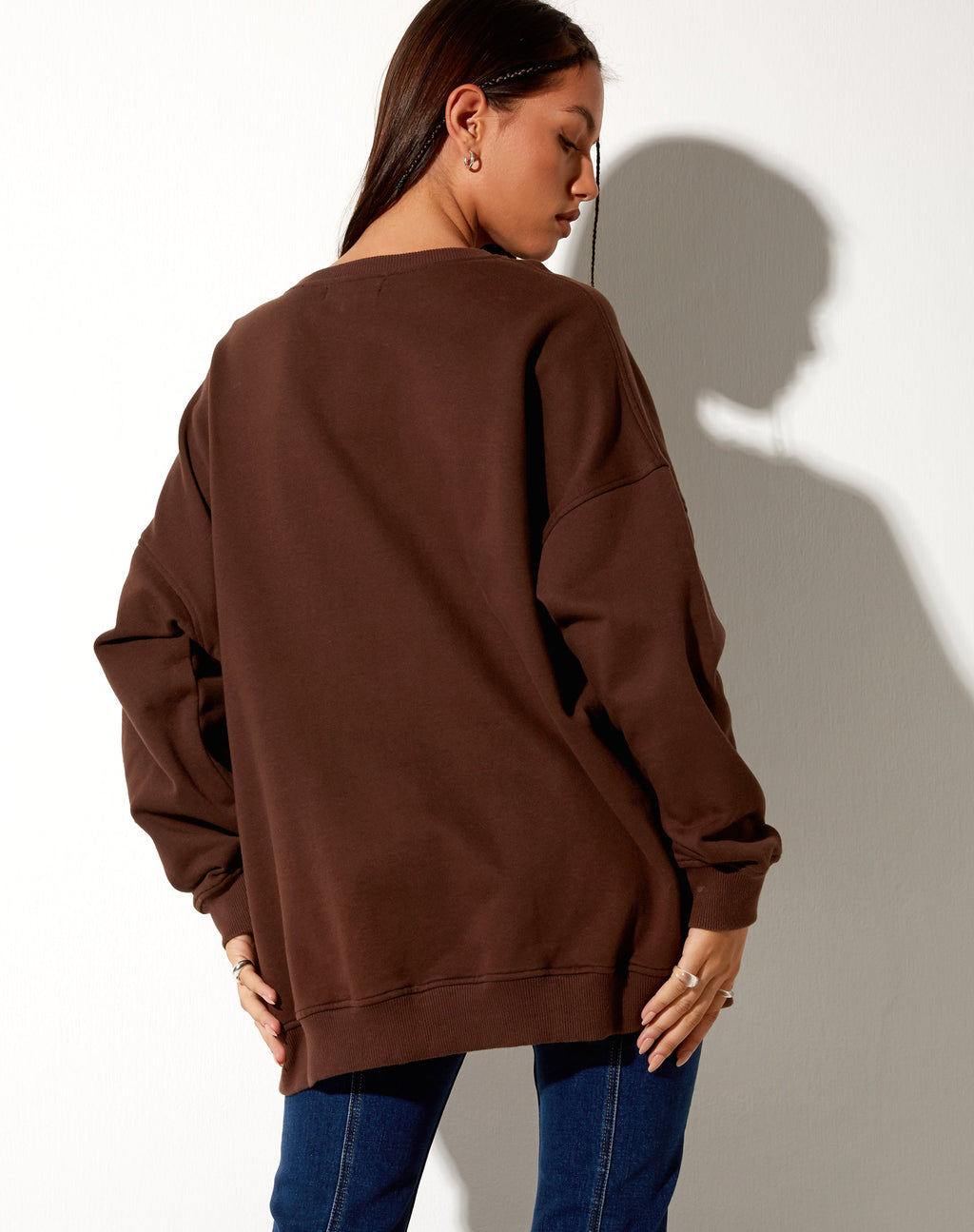Sweatshirt Glo en acajou foncé avec broderie dorée "Cowgirl".