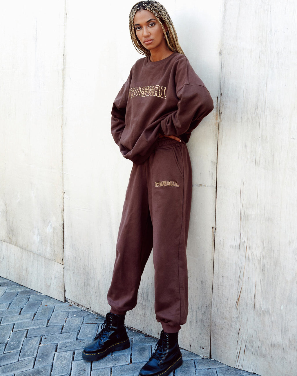 Pantalon de jogging Roider en acajou profond avec broderie dorée 'Cowgirl'.