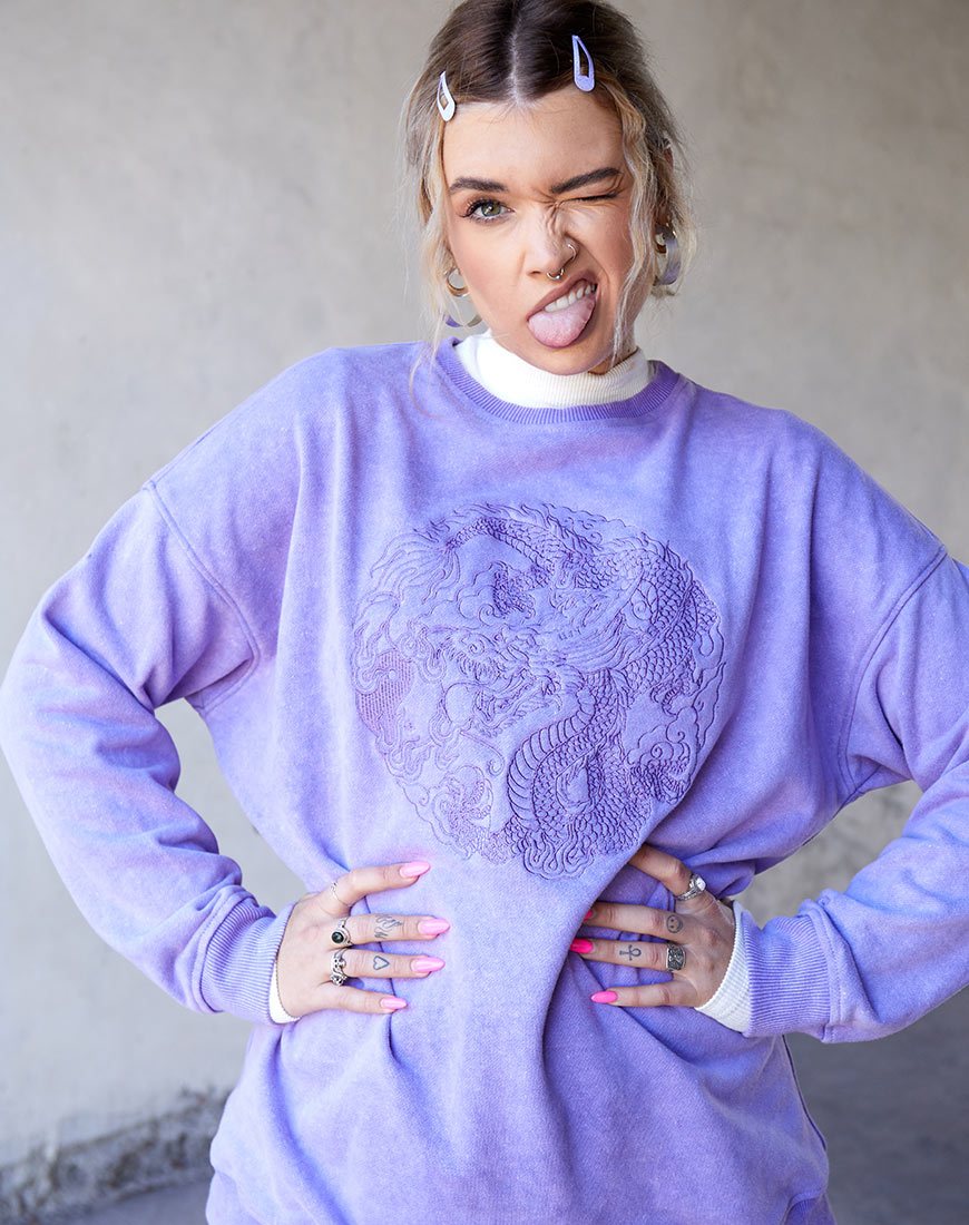 Sweatshirt Glo en tissu lavé lilas avec broderie dragon