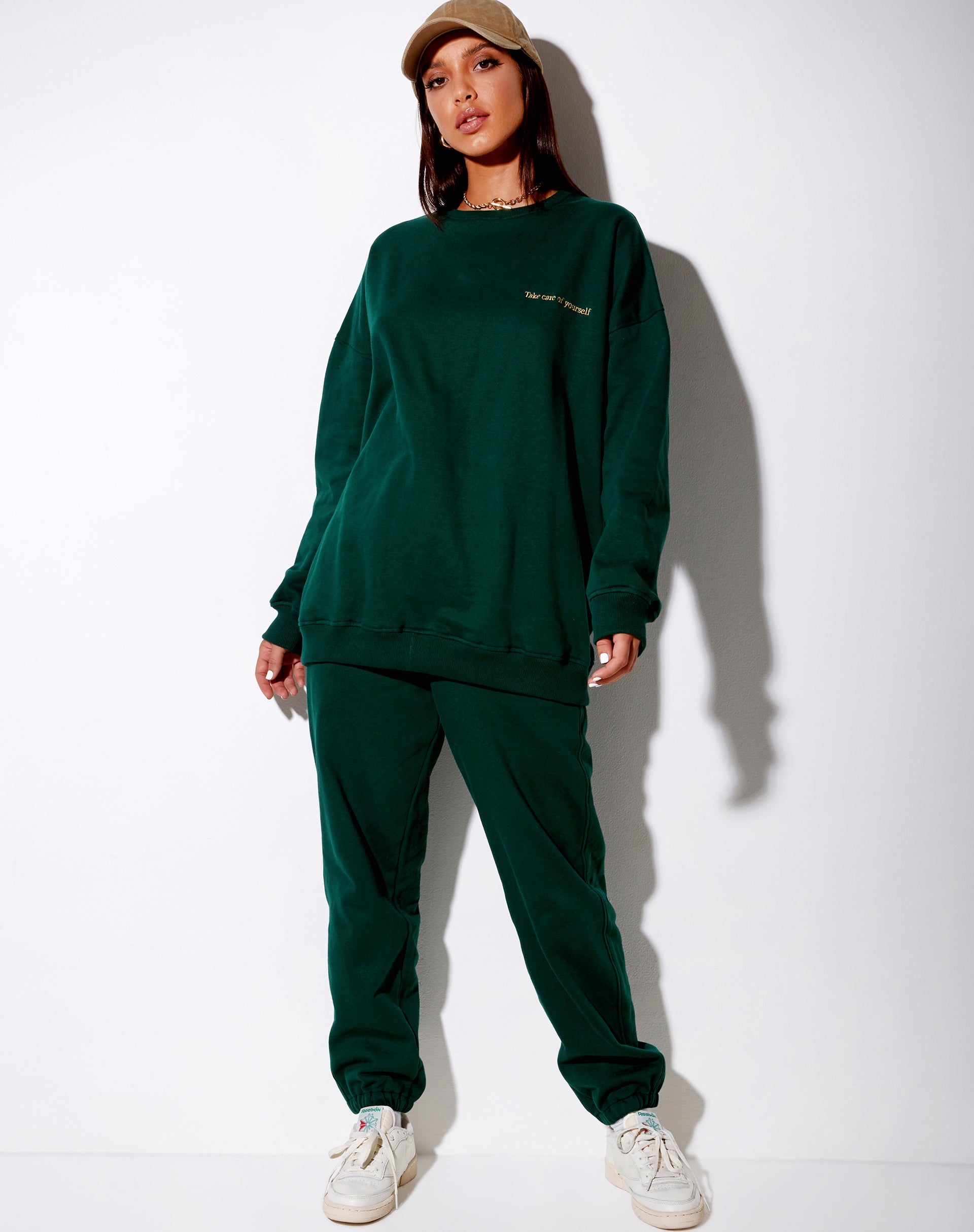 Image de Glo Sweatshirt en vert bouteille avec Take Care Of Yourself Embro