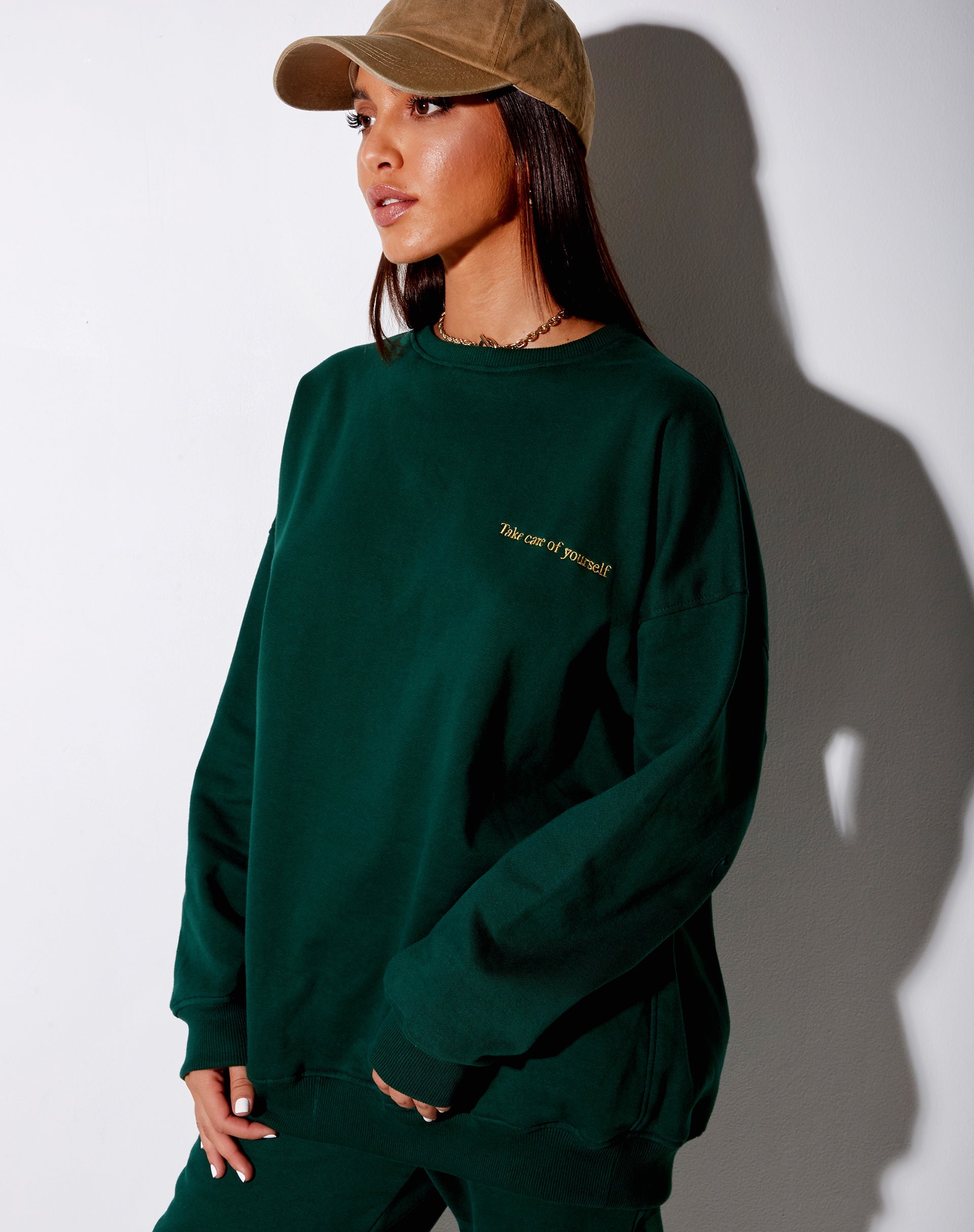 Image de Glo Sweatshirt en vert bouteille avec Take Care Of Yourself Embro