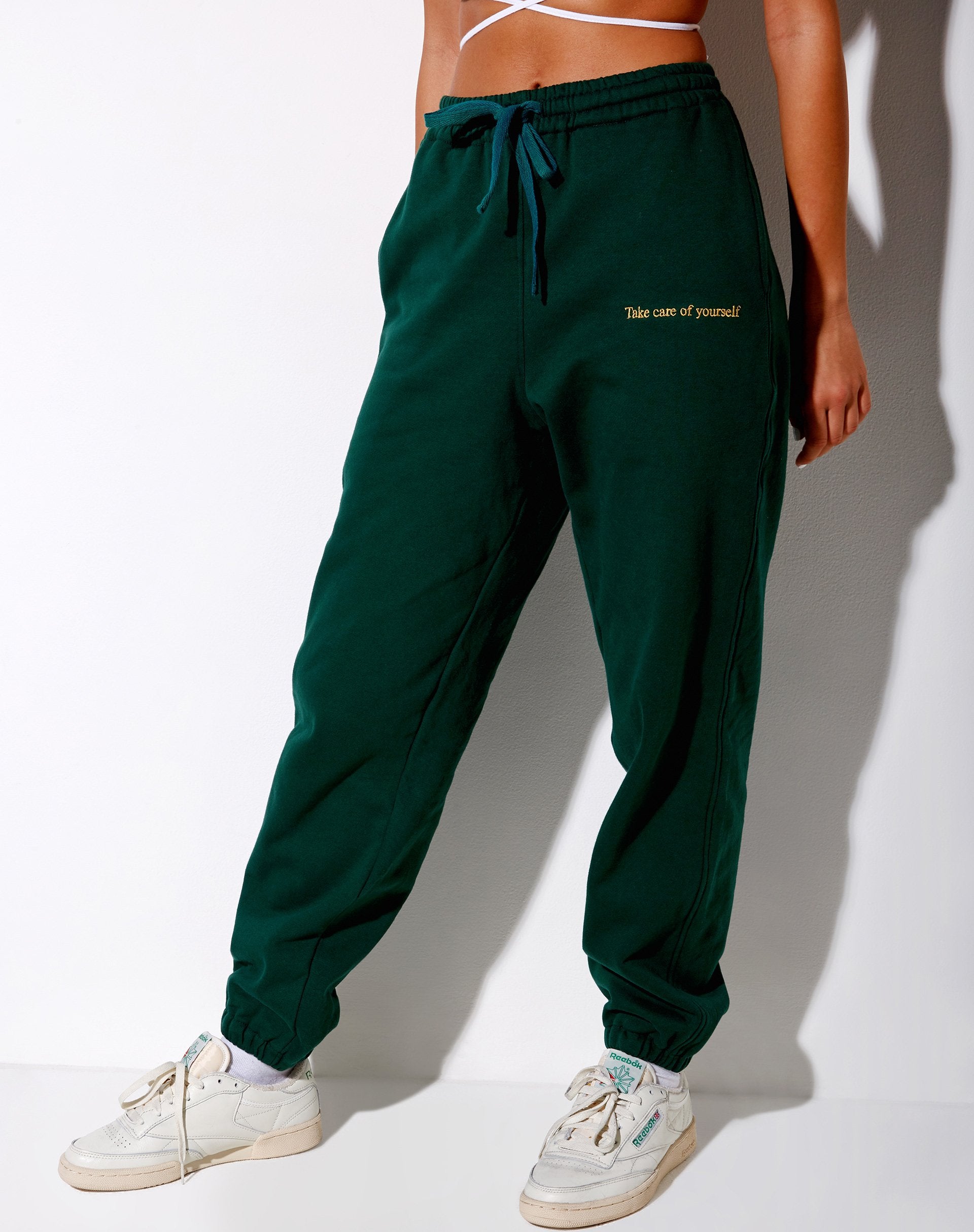Image de Basta Jogger en vert bouteille avec Take Care Of Yourself Embro