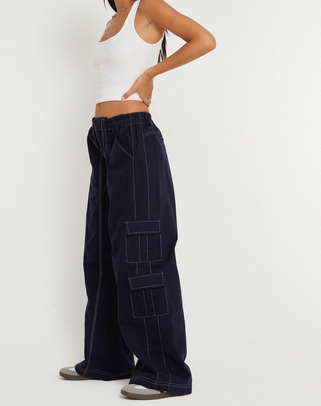 Pantalon Hansa en bleu marine avec surpiqûres blanches