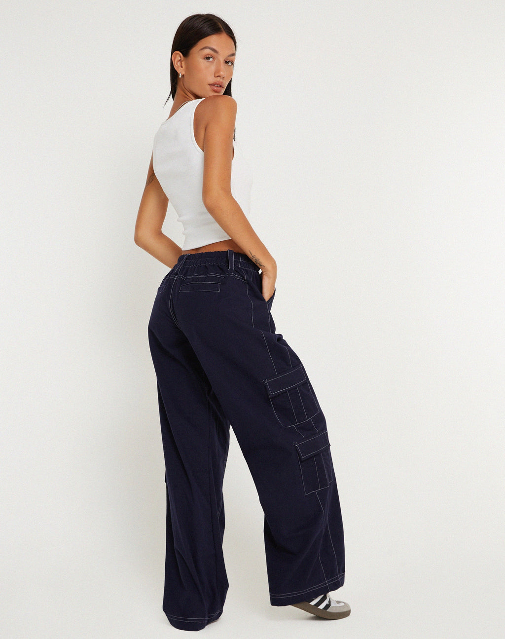 Pantalon Hansa en bleu marine avec surpiqûres blanches