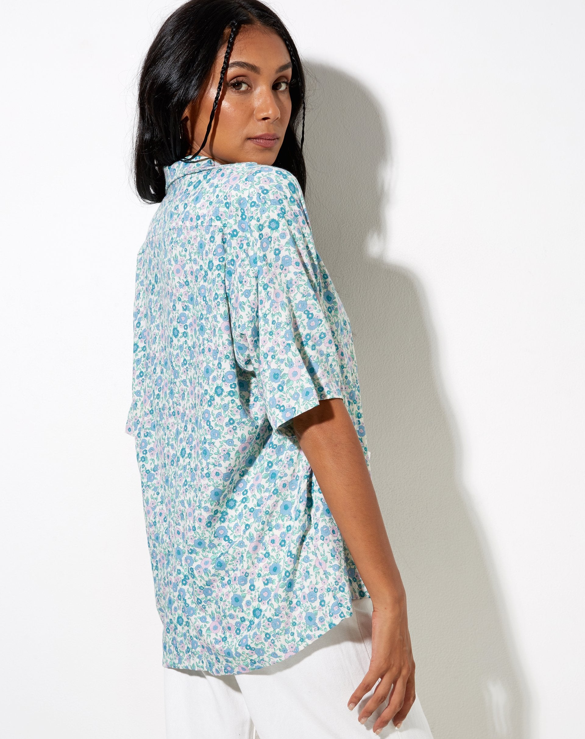 Image de la chemise hawaïenne en bleu Flower Power