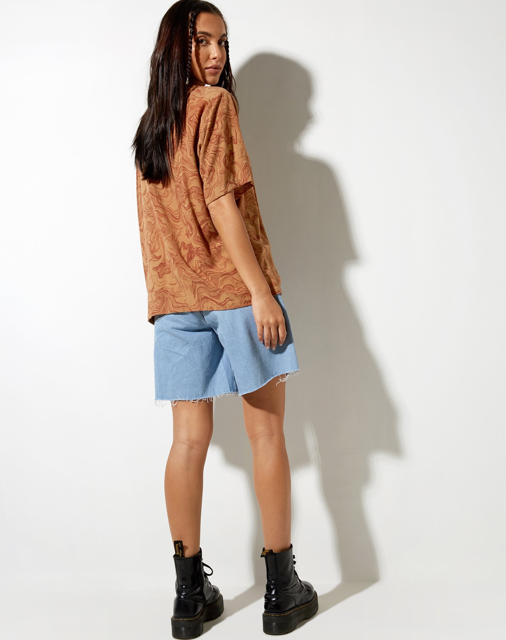 Image de la chemise hawaïenne en marbrure fluide Marron