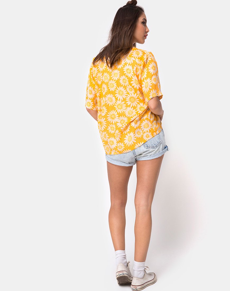 Image de la chemise hawaïenne à fleurs jaunes ensoleillées