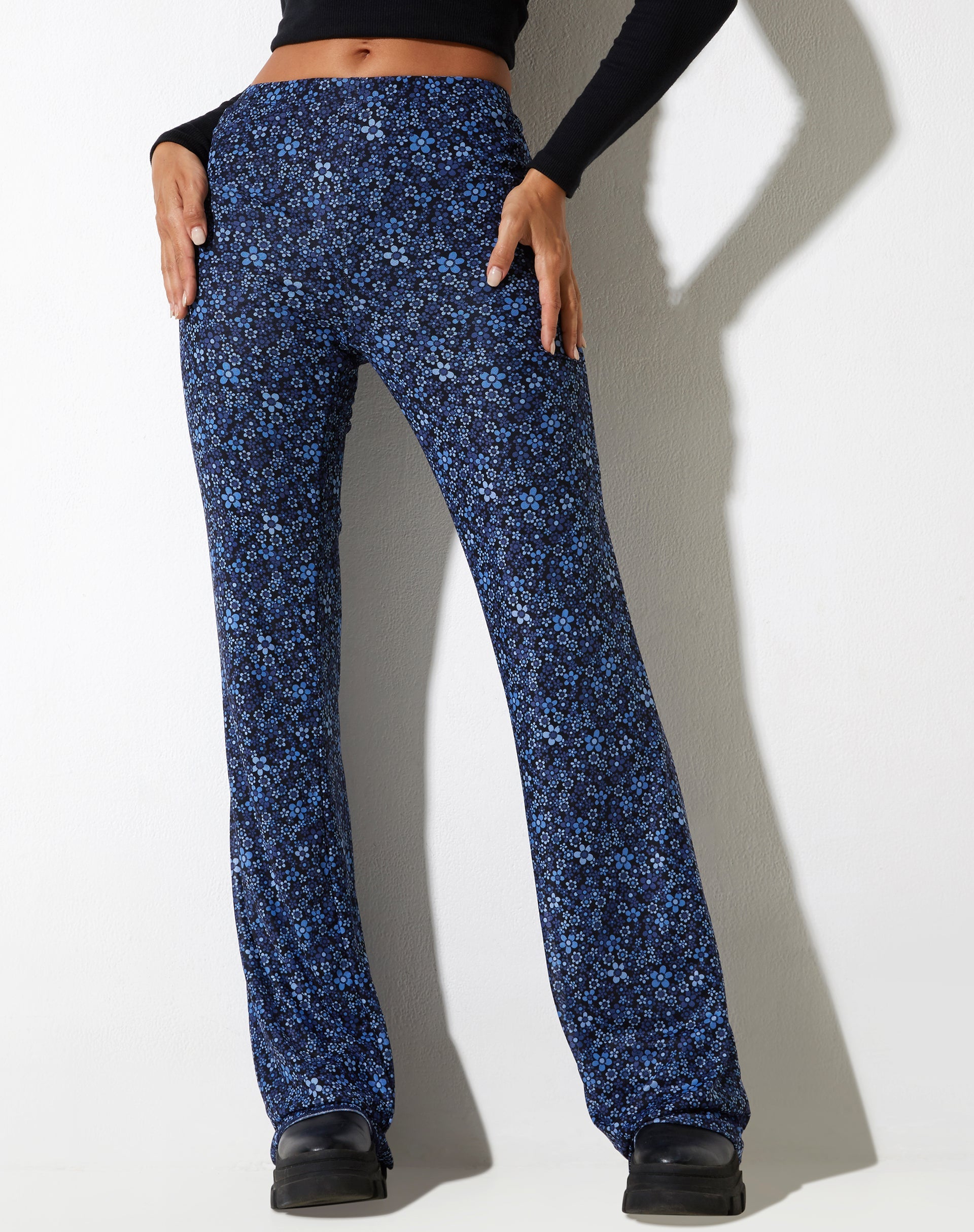 image de Herly Flare Trouser in Flower Garden Blue