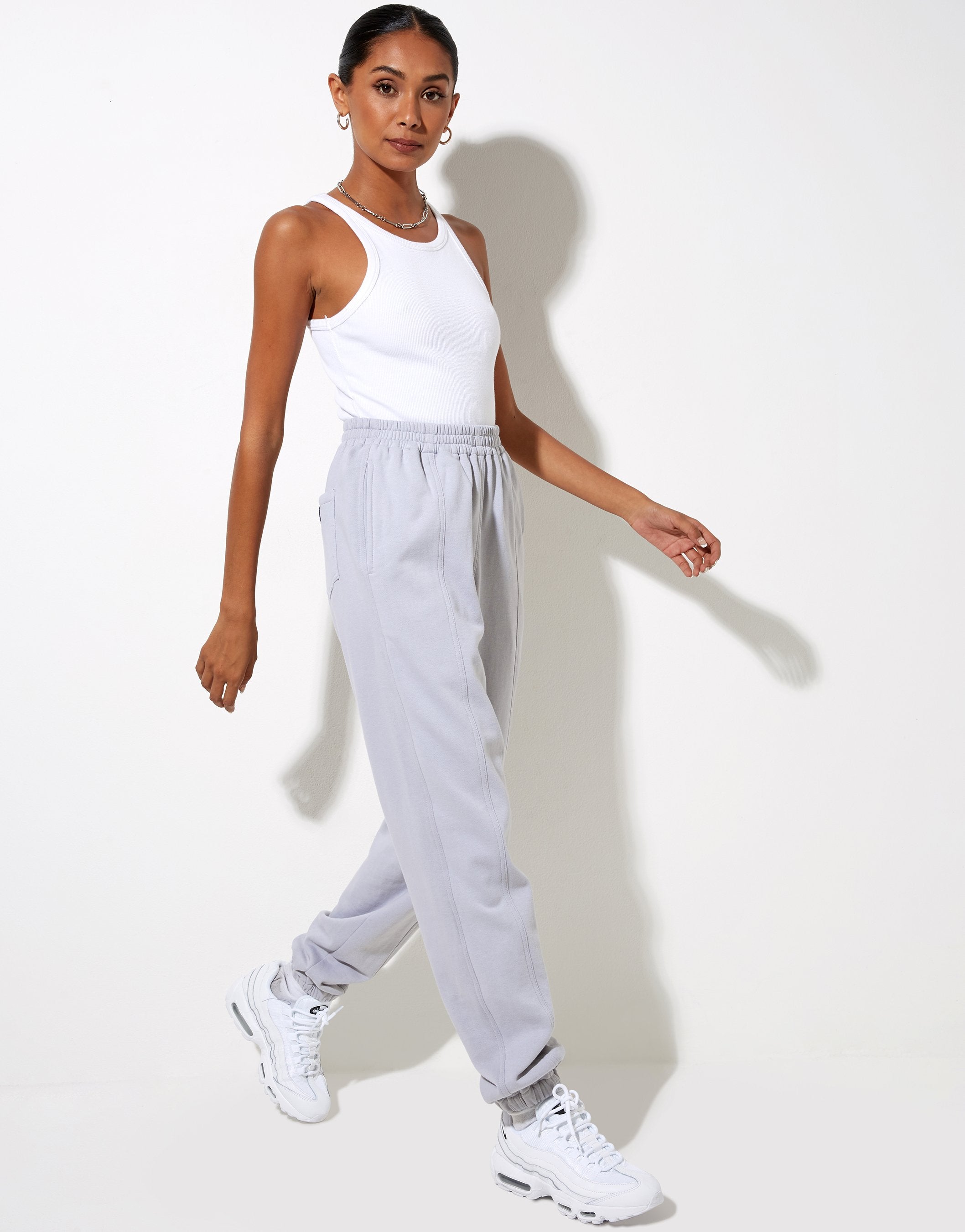 Image de Bamal Jogger en Lunar Rock avec Motel Work Clothing Label Embro