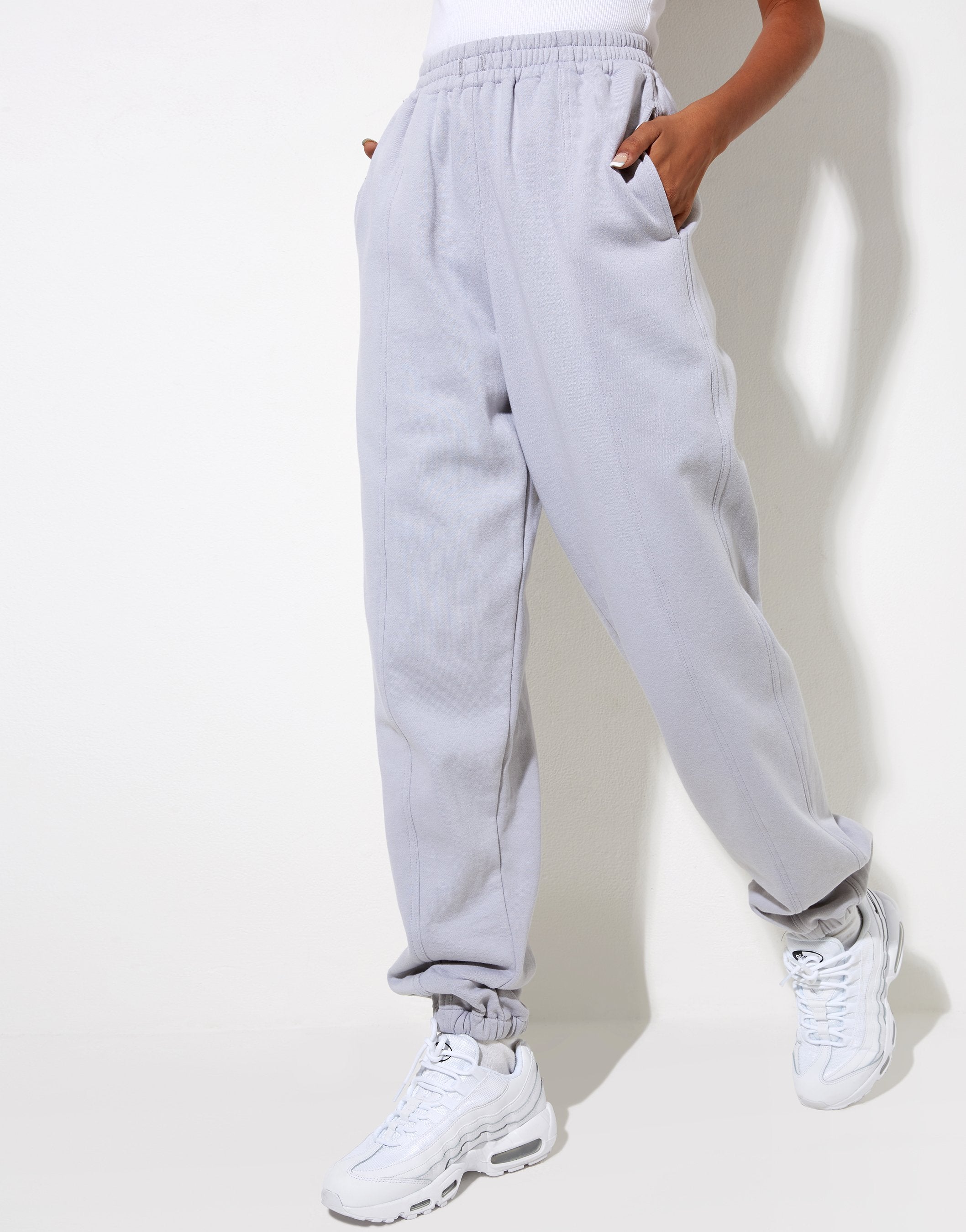 Image de Bamal Jogger en Lunar Rock avec Motel Work Clothing Label Embro