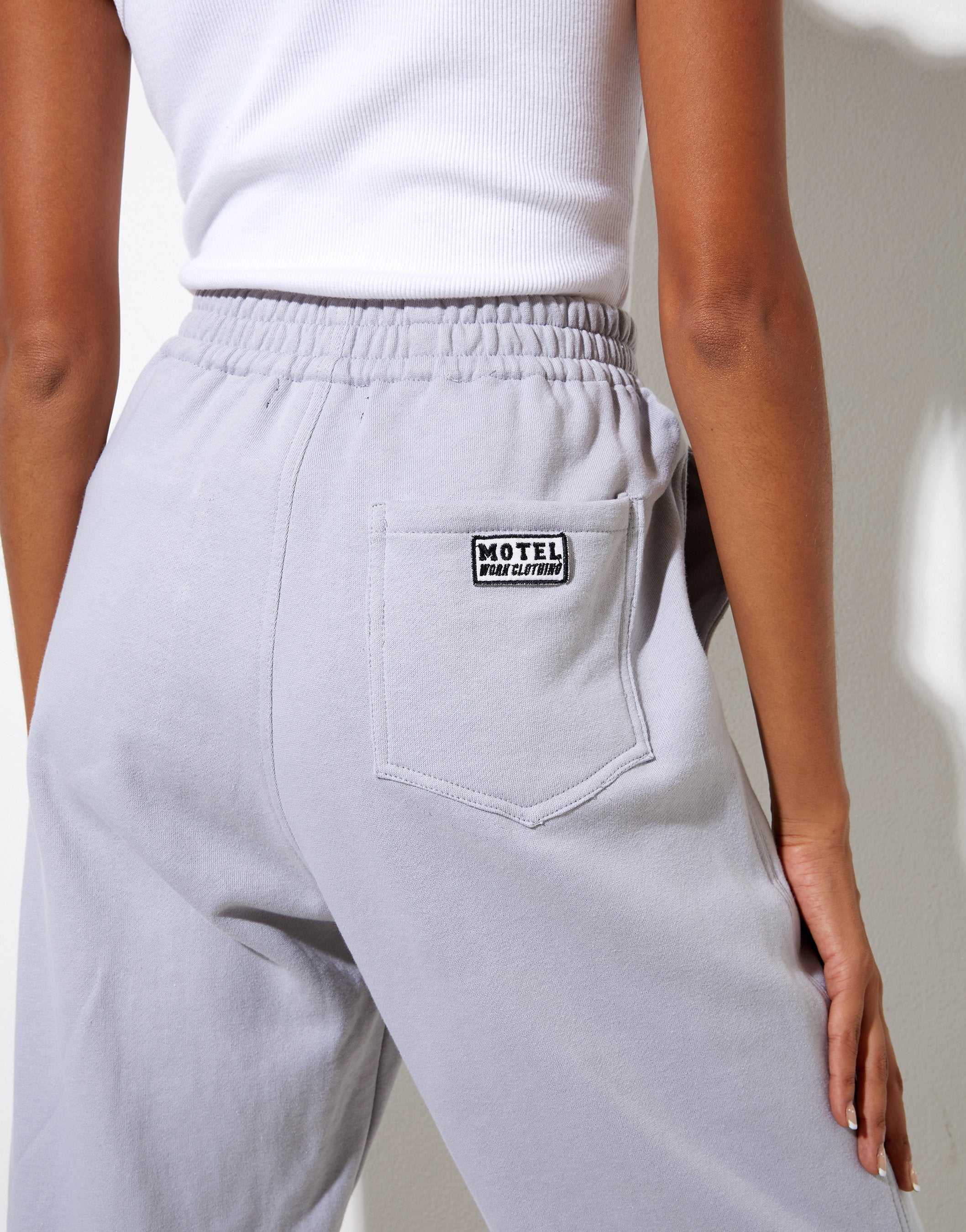 Image de Bamal Jogger en Lunar Rock avec Motel Work Clothing Label Embro