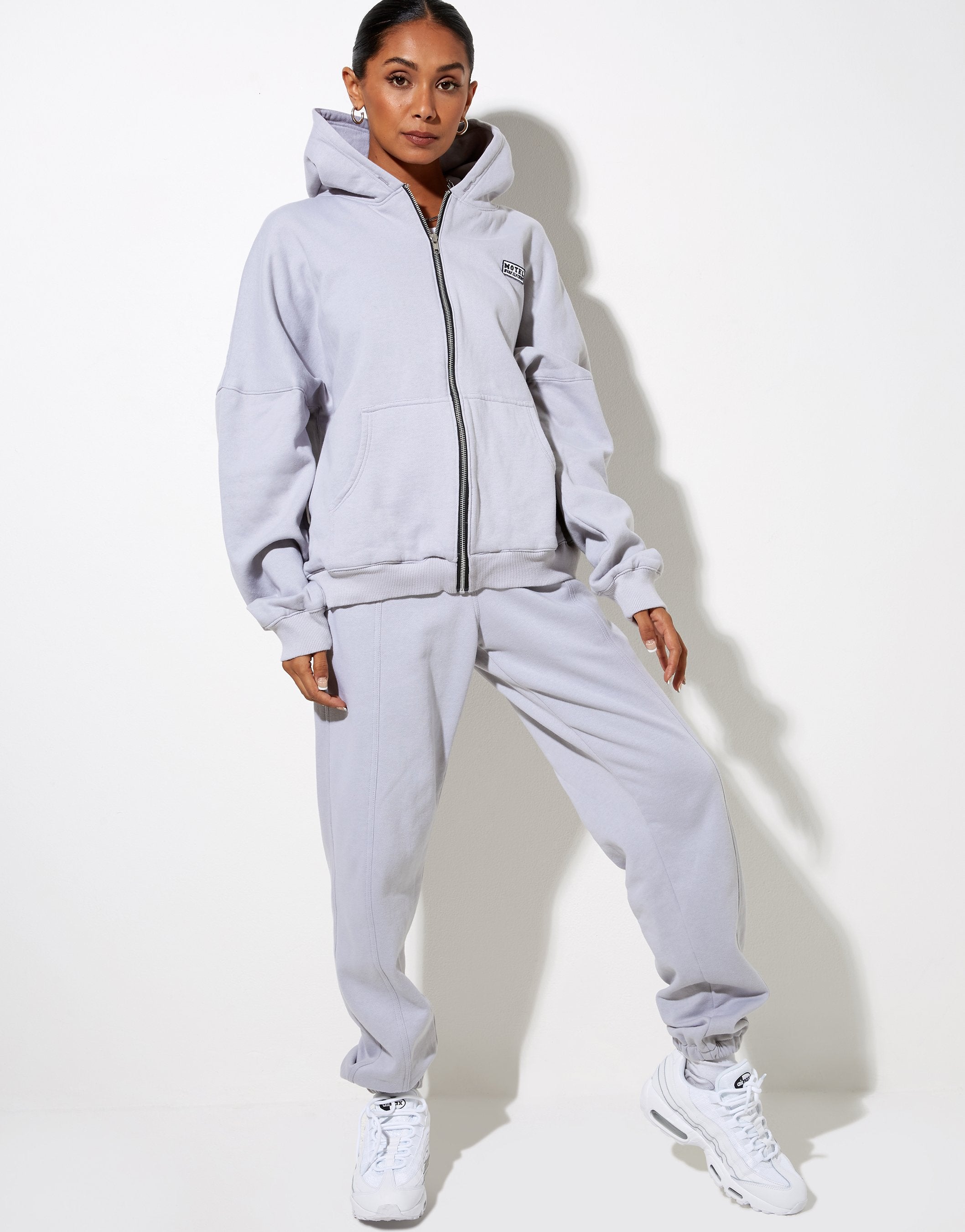 Image de Hollack Hoodie en Lunar Rock avec Motel Work Clothing Label Embro
