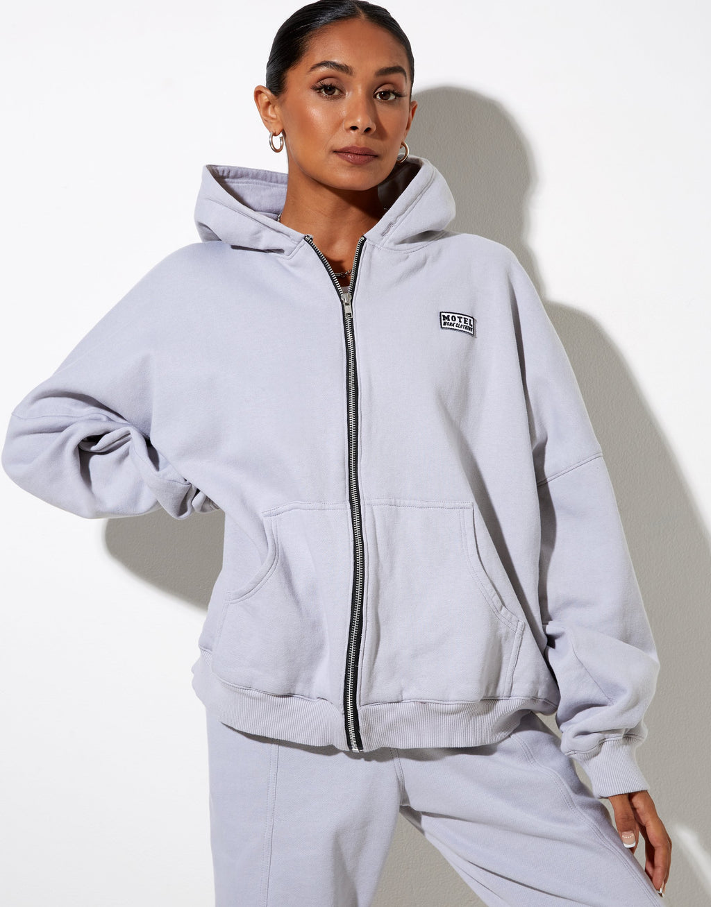 Sweat à capuche Hollack en Lunar Rock avec broderie Motel Work Clothing Label