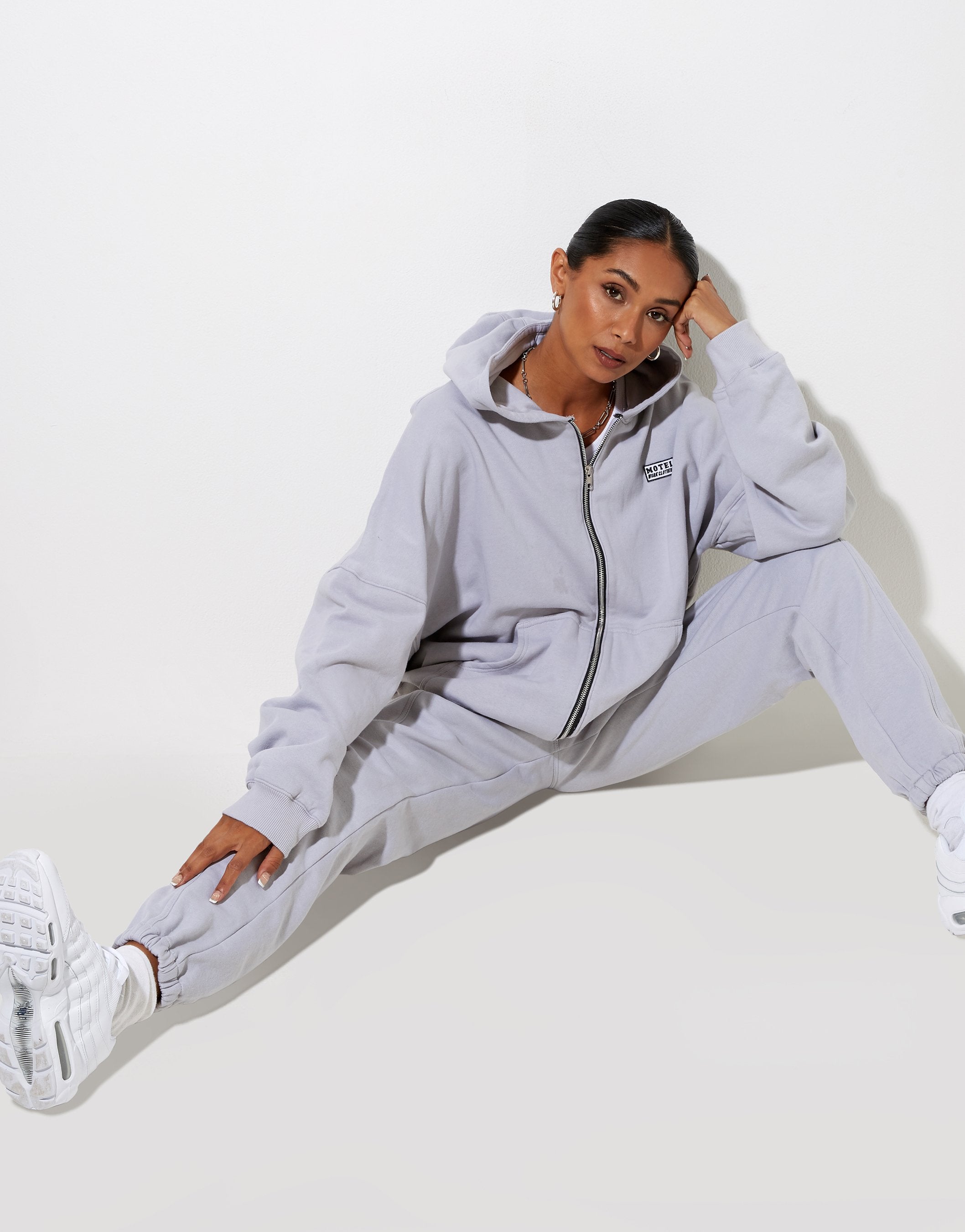 Image de Hollack Hoodie en Lunar Rock avec Motel Work Clothing Label Embro