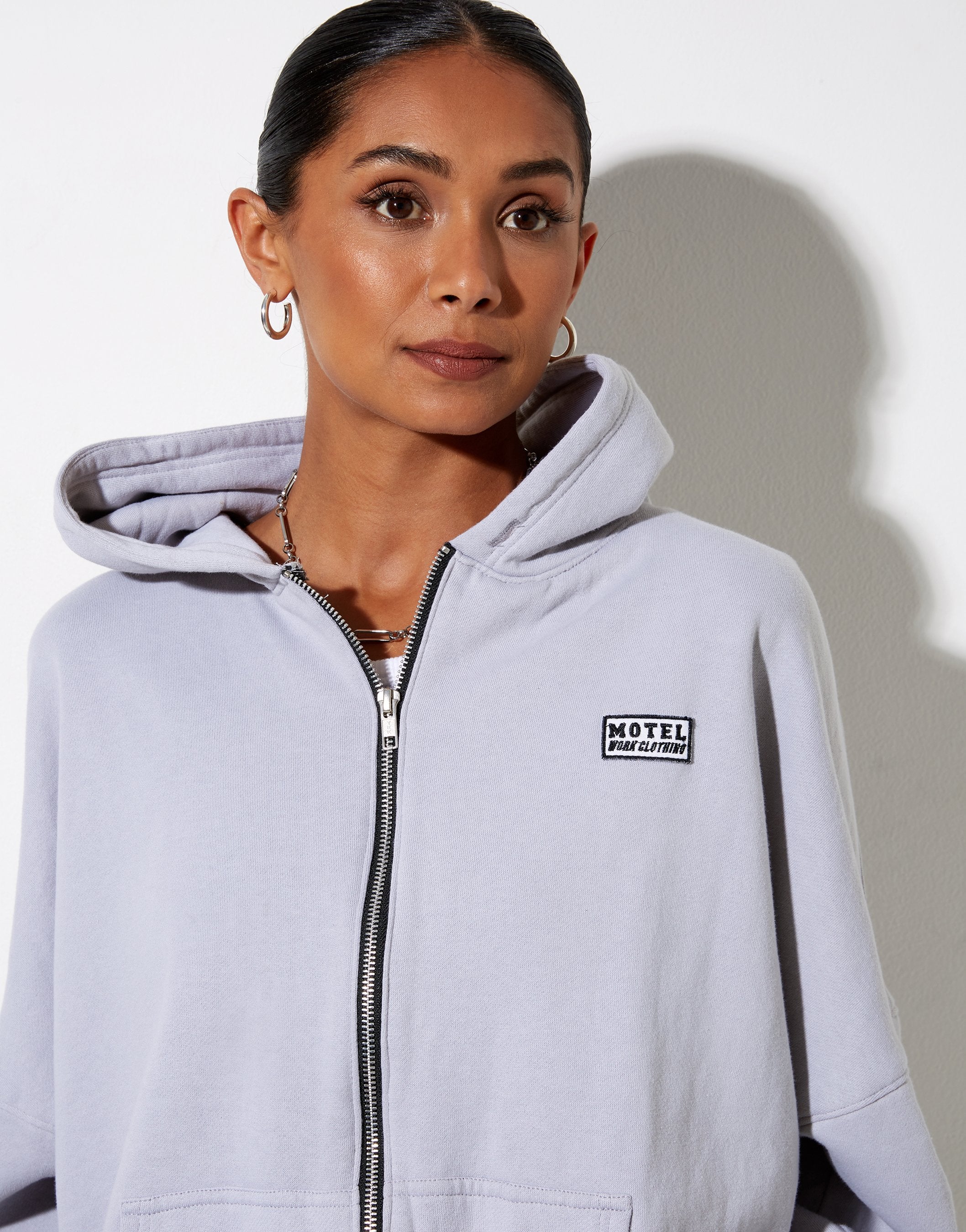 Image de Hollack Hoodie en Lunar Rock avec Motel Work Clothing Label Embro