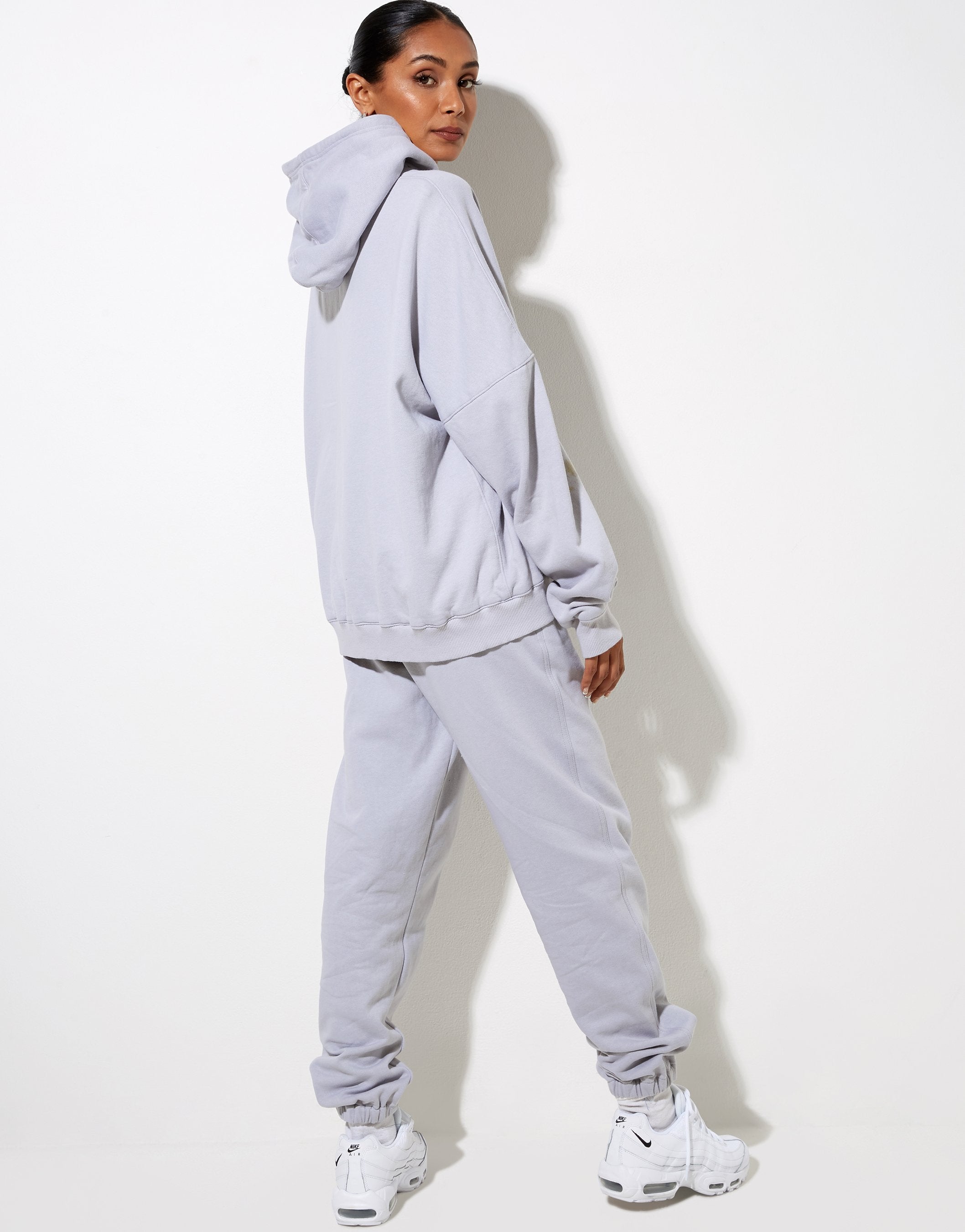 Image de Hollack Hoodie en Lunar Rock avec Motel Work Clothing Label Embro