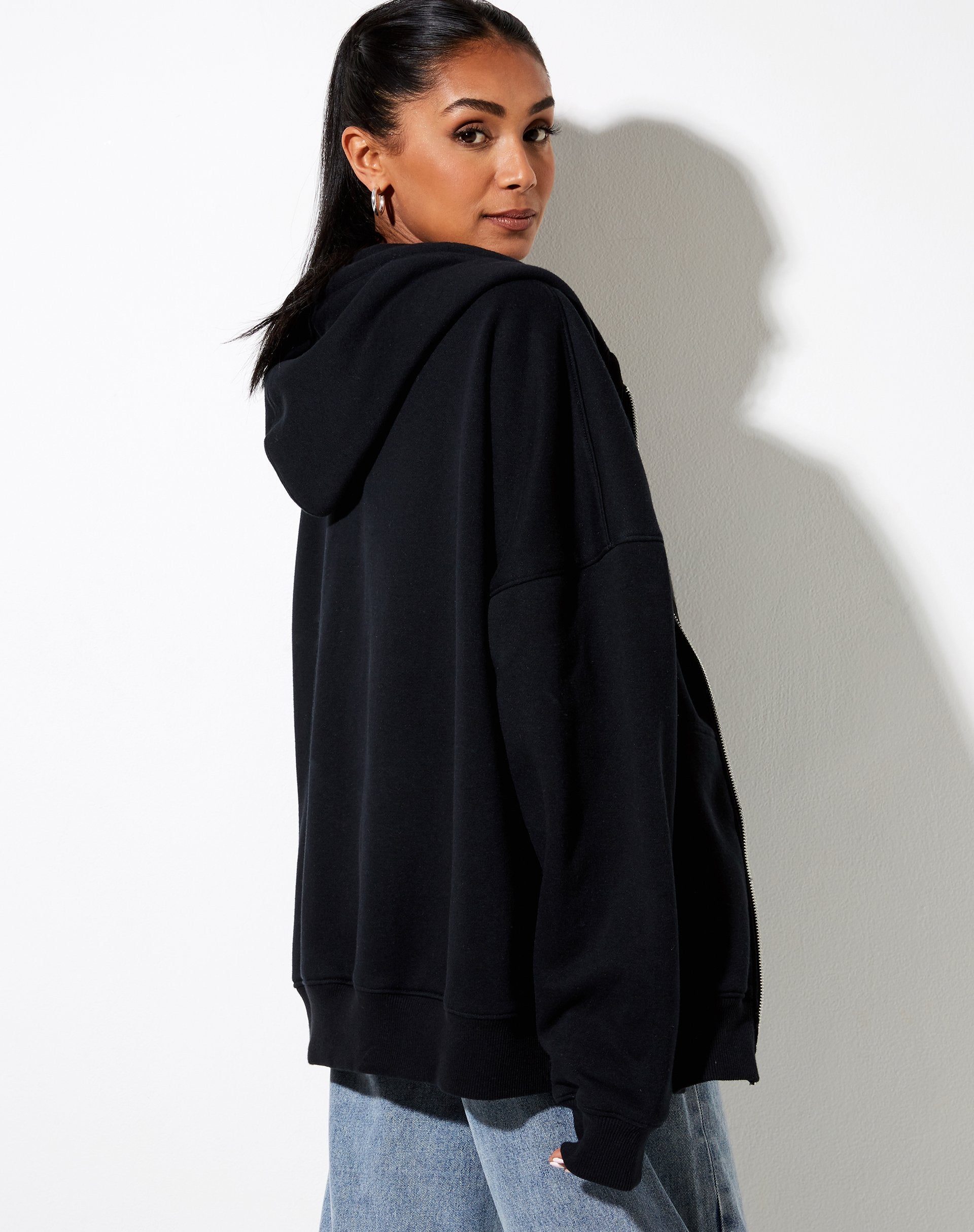 Image de Hollack Hoodie en noir avec broderie scorpion blanche