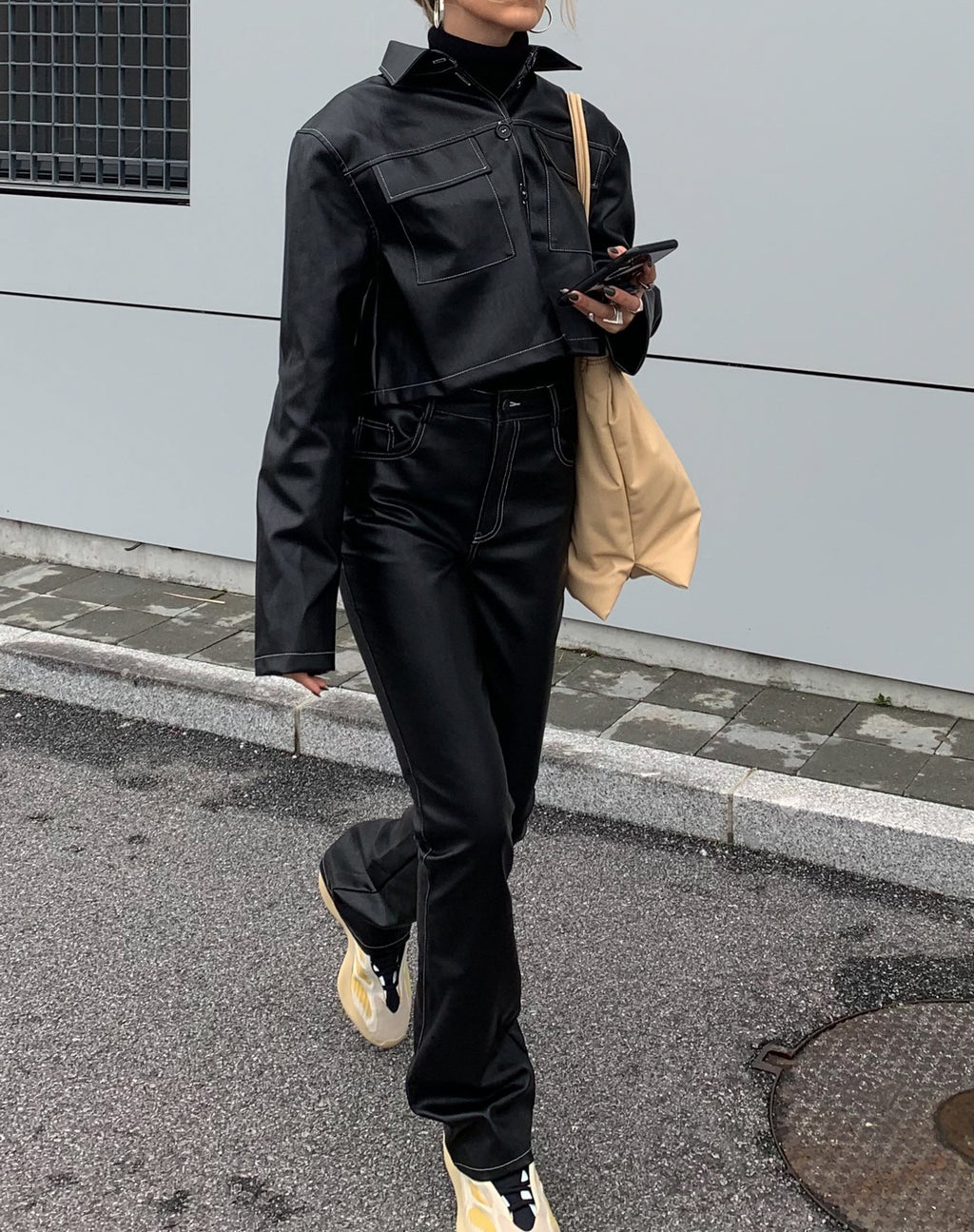 Chemise Jayla en PU noir avec couture blanche