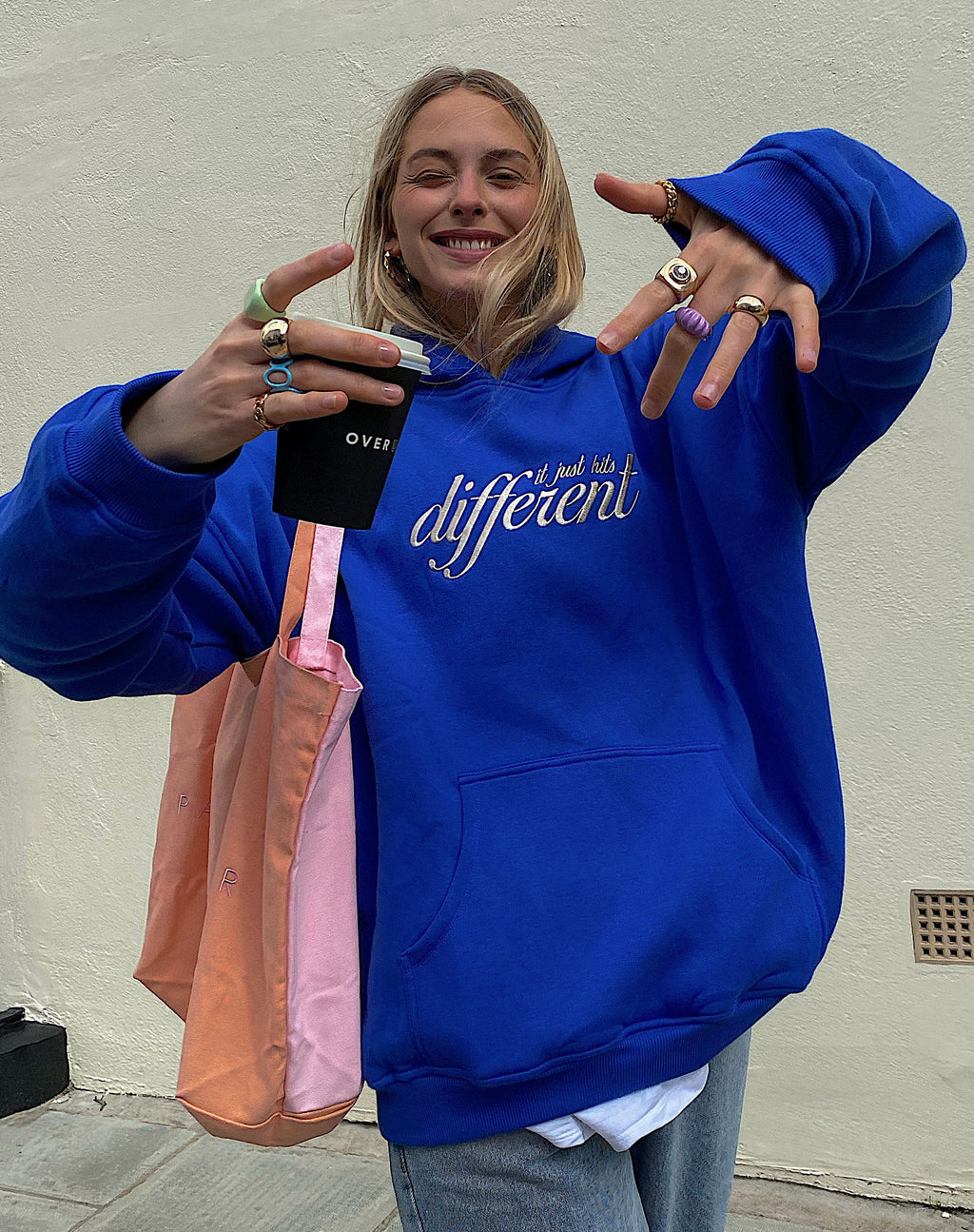 Sweat à capuche oversize en cobalt It Just Hits Different Embro