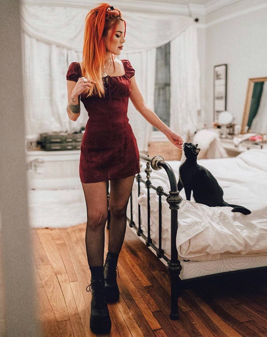 Image de la mini robe Gaval en satin Rose Burgundy