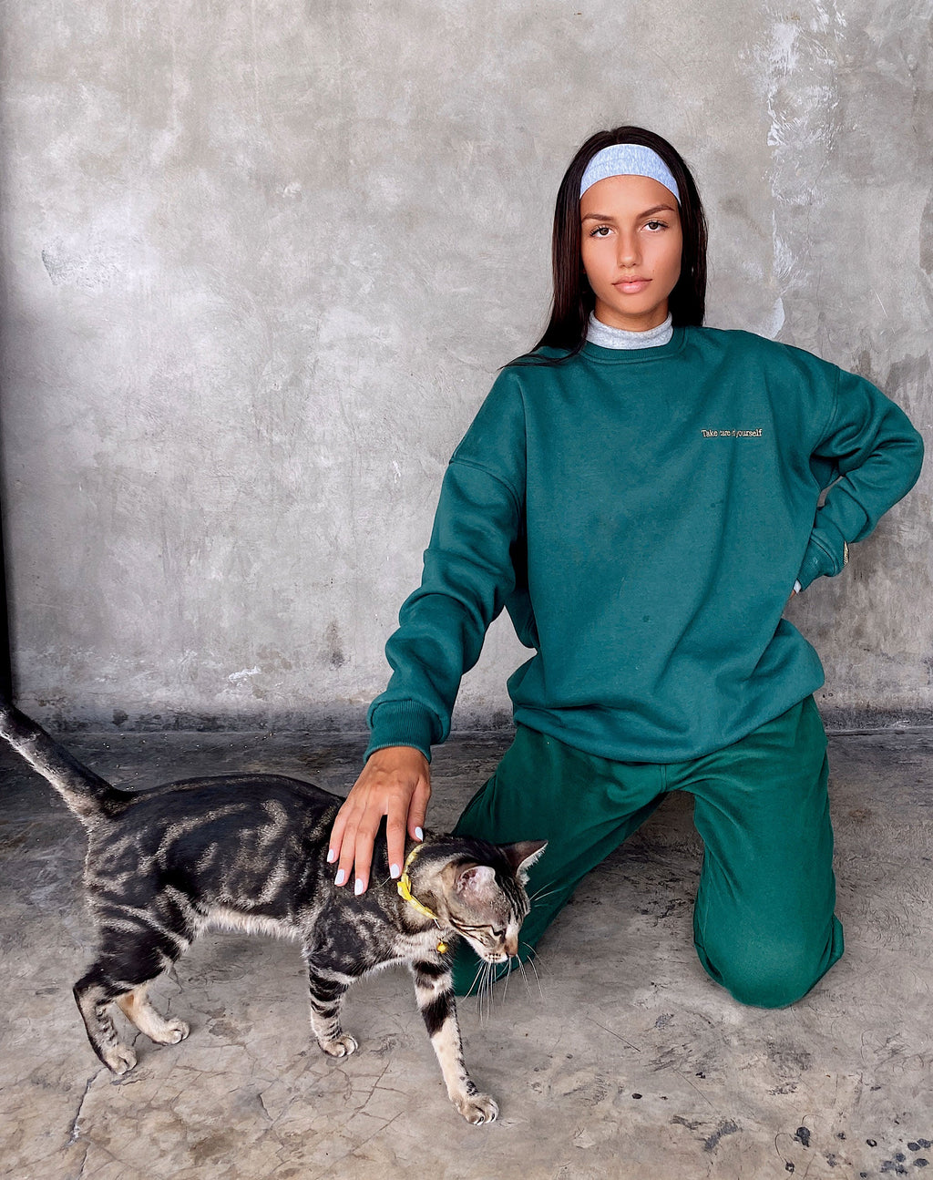 Sweatshirt Glo en vert bouteille avec broderie 'Take Care Of Yourself' (prenez soin de vous)