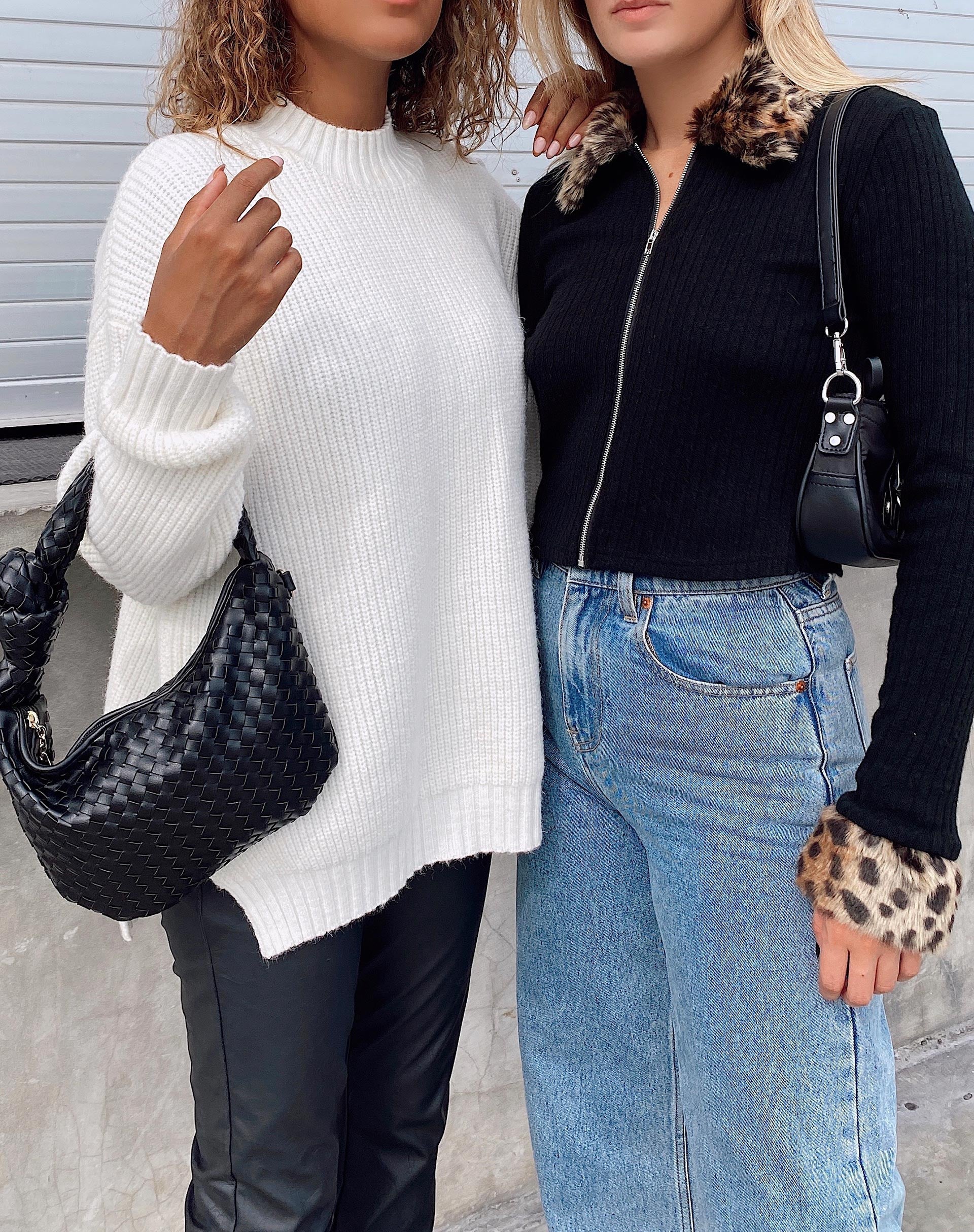 Image de Loria Cardi en noir avec animal marron