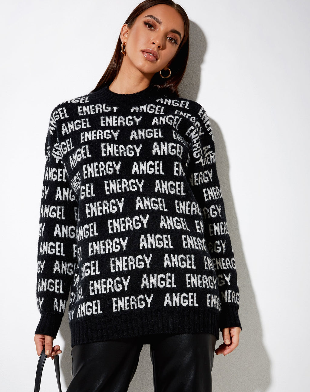 Iskov Jumper in Black with Ivory Angel Energy (Pull Iskov en noir avec énergie d'ange ivoire)