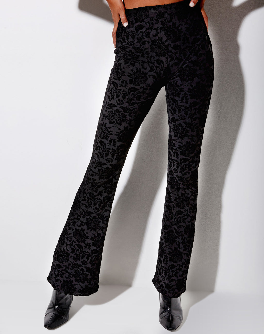 Pantalon évasé Jeevan en brocart rose floqué noir