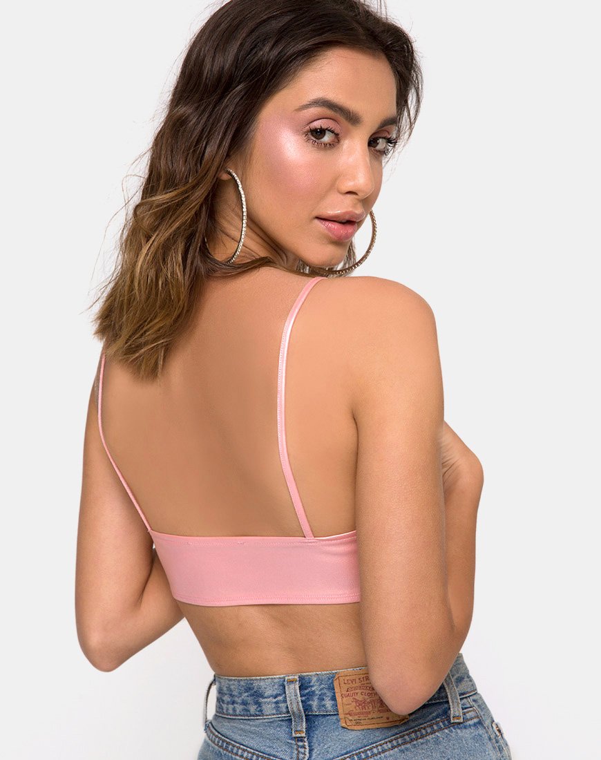 Jessie Bralet en rose bébé métallisé et scintillant