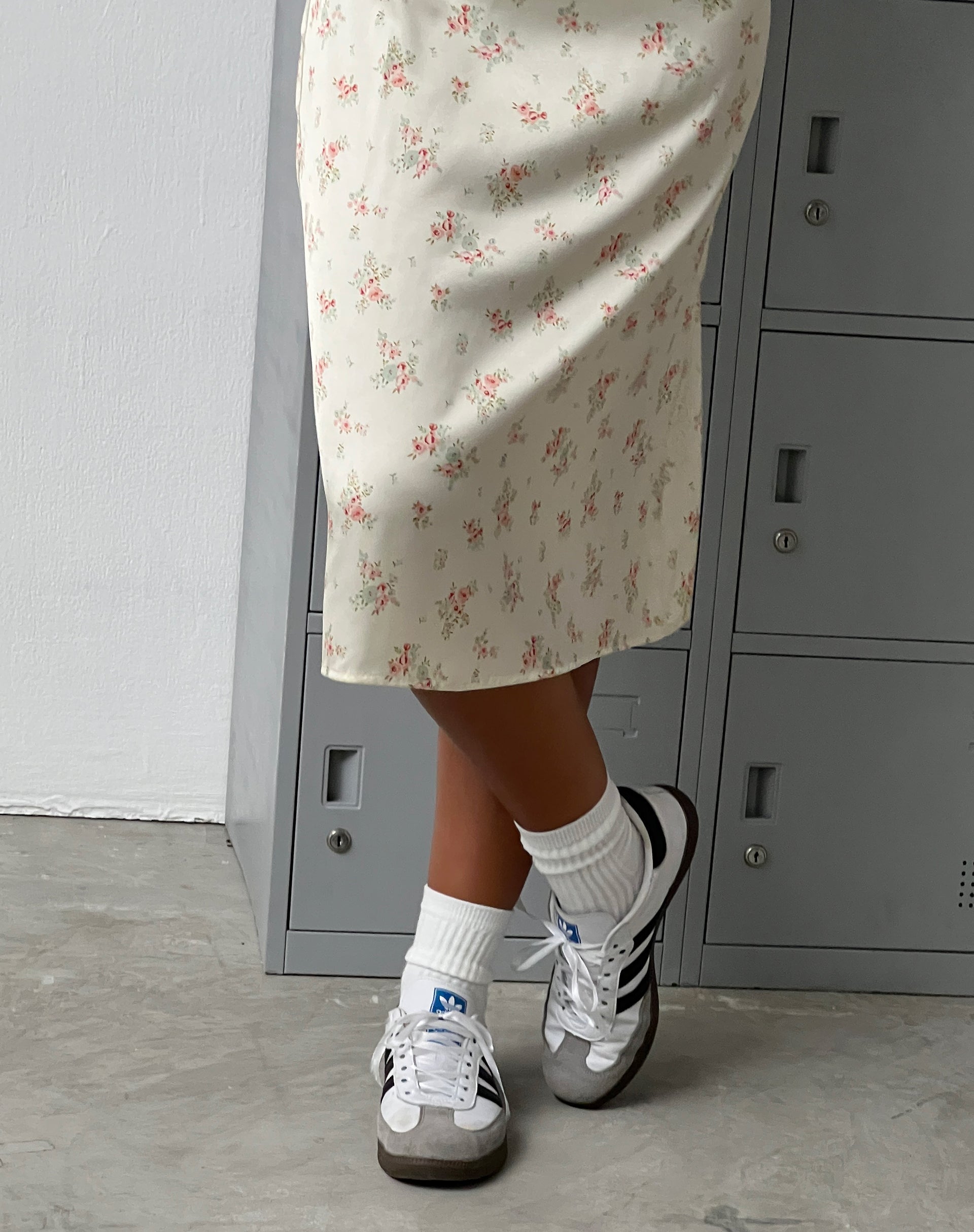 Image de Jinora Midi Dress in Satin Vintage Rose Garland