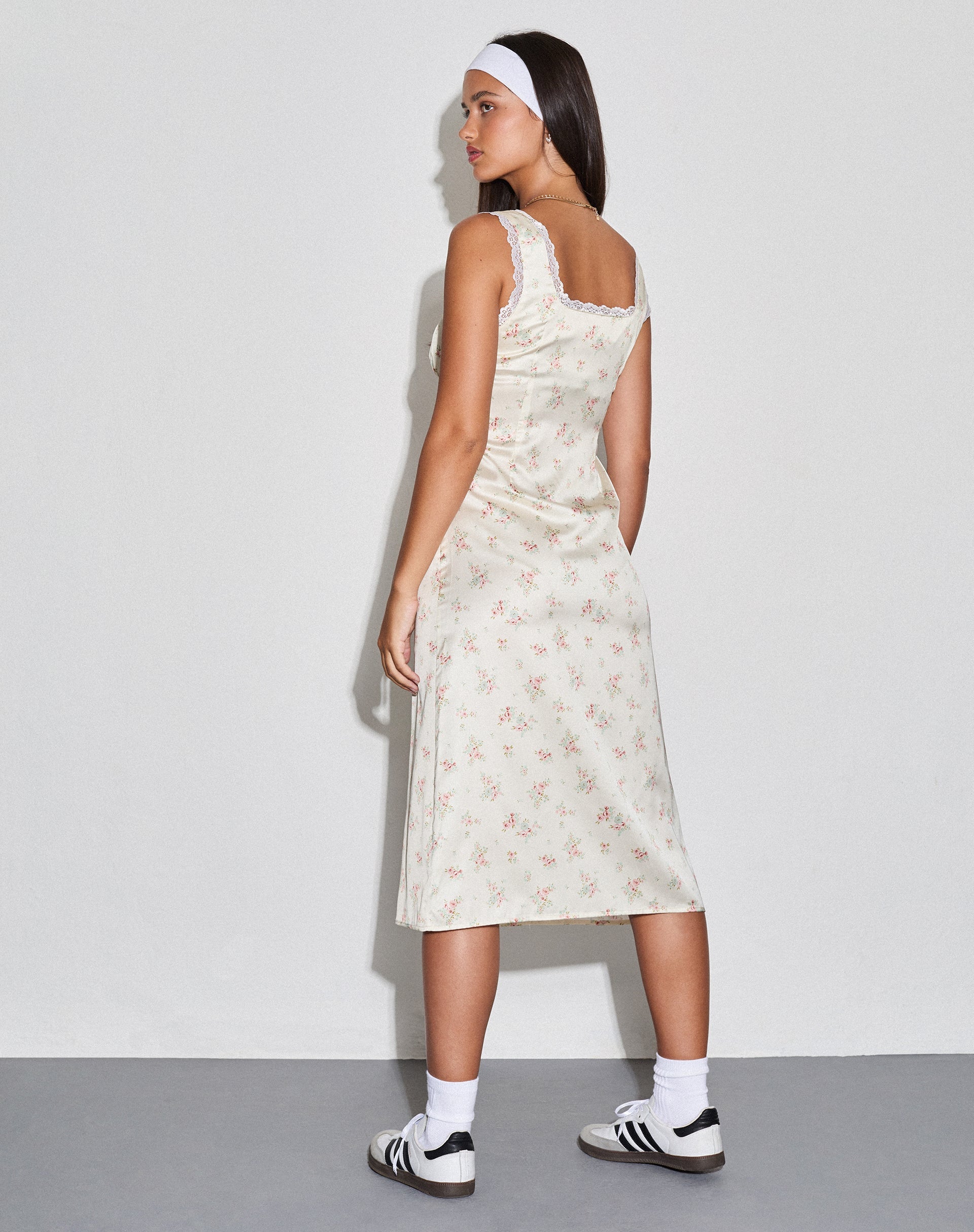 Image de Jinora Midi Dress in Satin Vintage Rose Garland