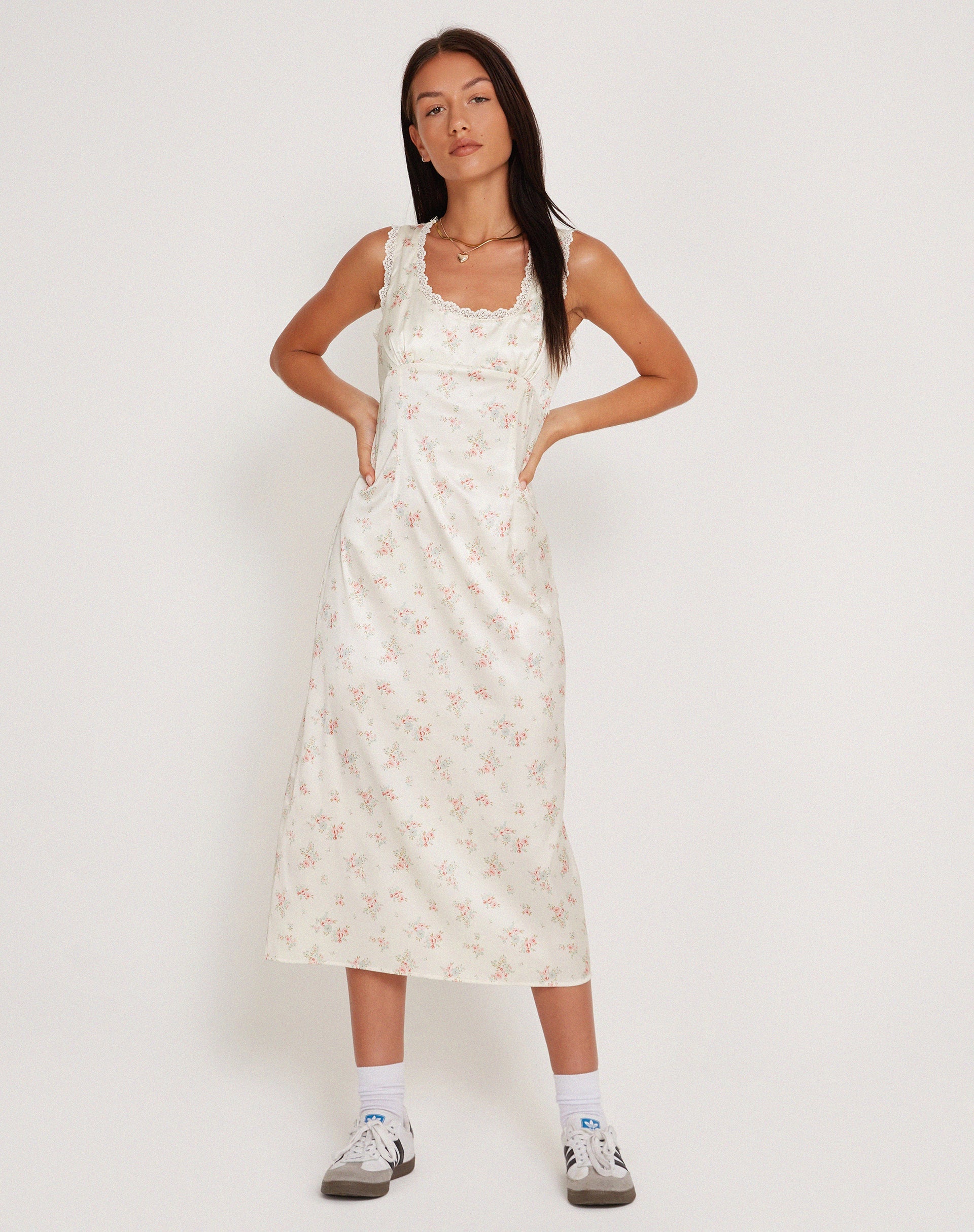 Image de Jinora Midi Dress in Satin Vintage Rose Garland