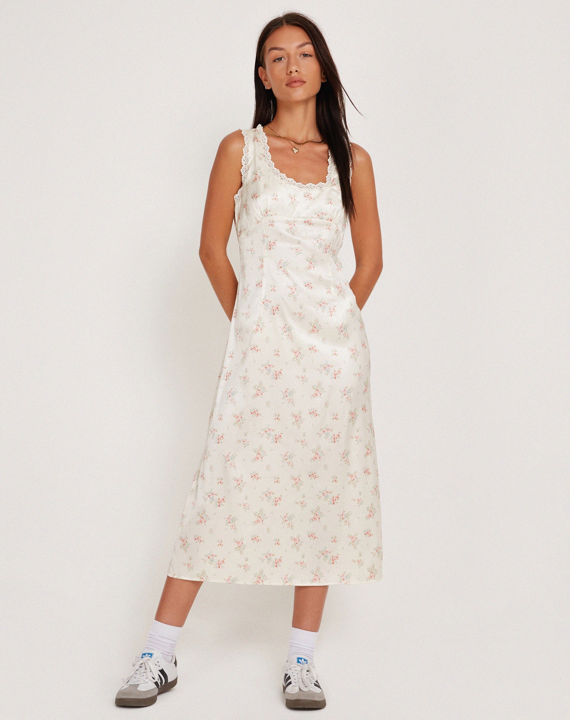 Image de Jinora Midi Dress in Satin Vintage Rose Garland