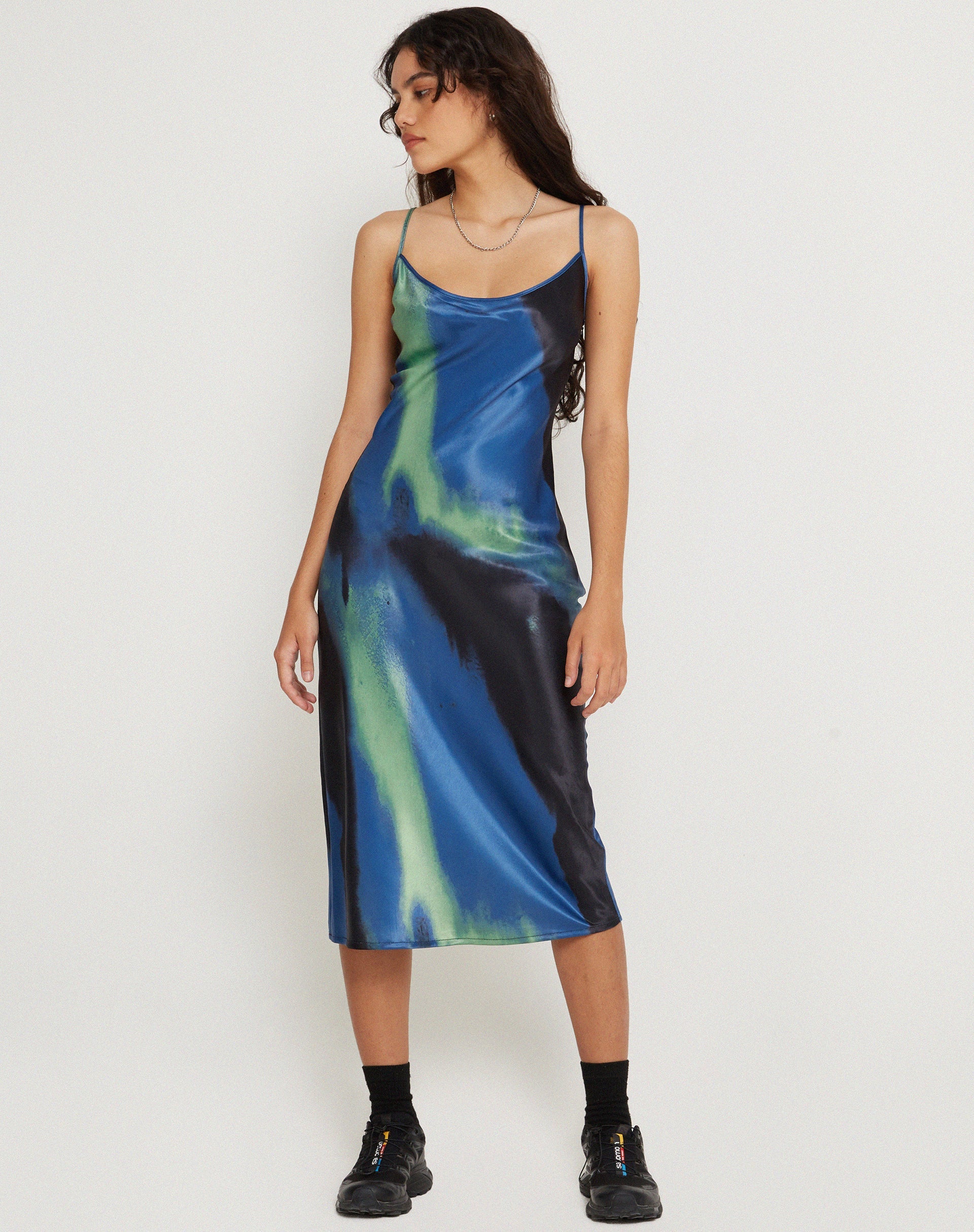 Image de la robe midi Juvina en satin aquarelle marine