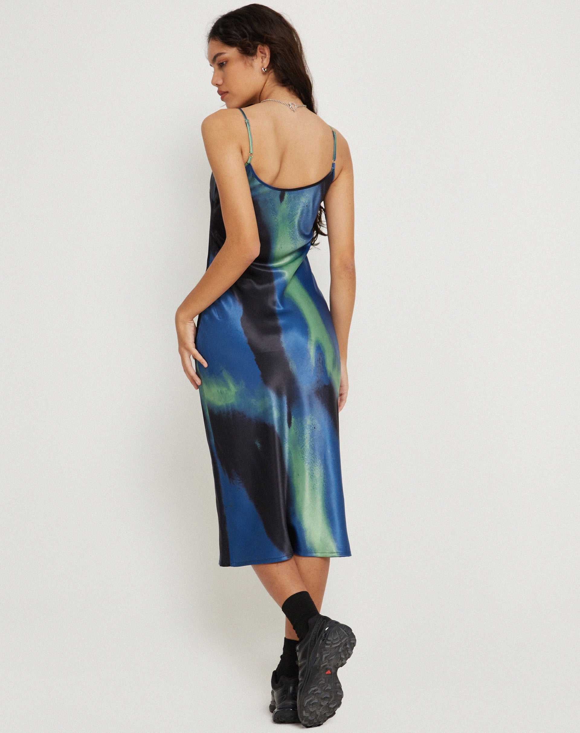 Image de la robe midi Juvina en satin aquarelle marine