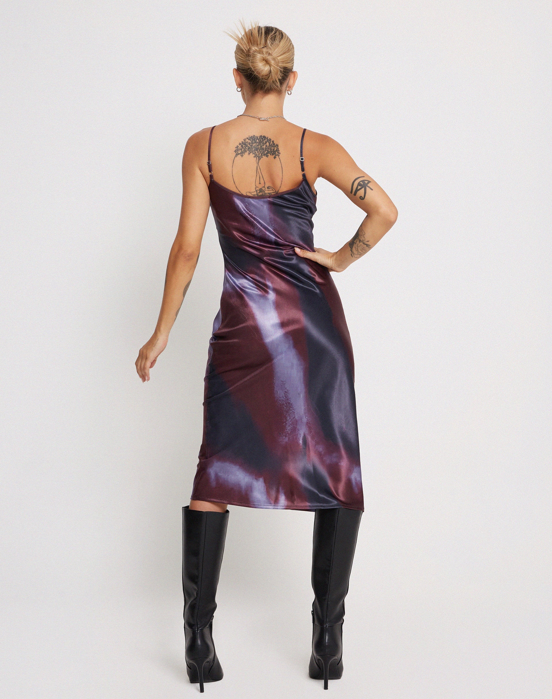 Image de la robe midi Juvina en satin Watercolour Plum