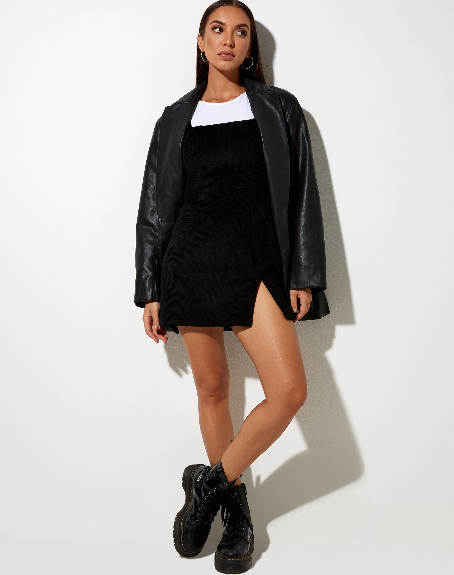 Image de la mini robe Kaja en velours côtelé noir