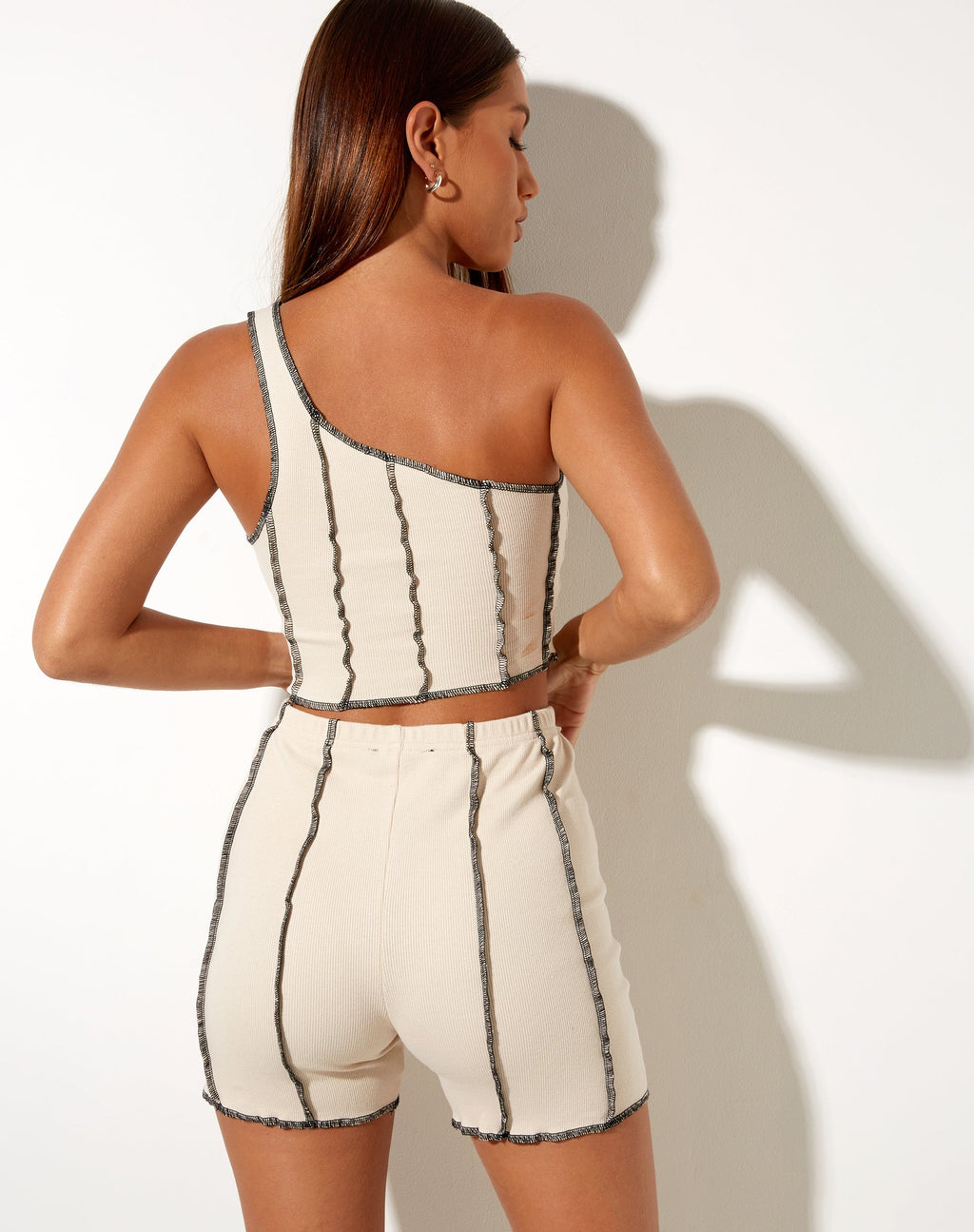 Short Kala en écru côtelé avec surpiqûres noires