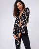 Image de Laya Wrap Top in Grunge Daisy Floral