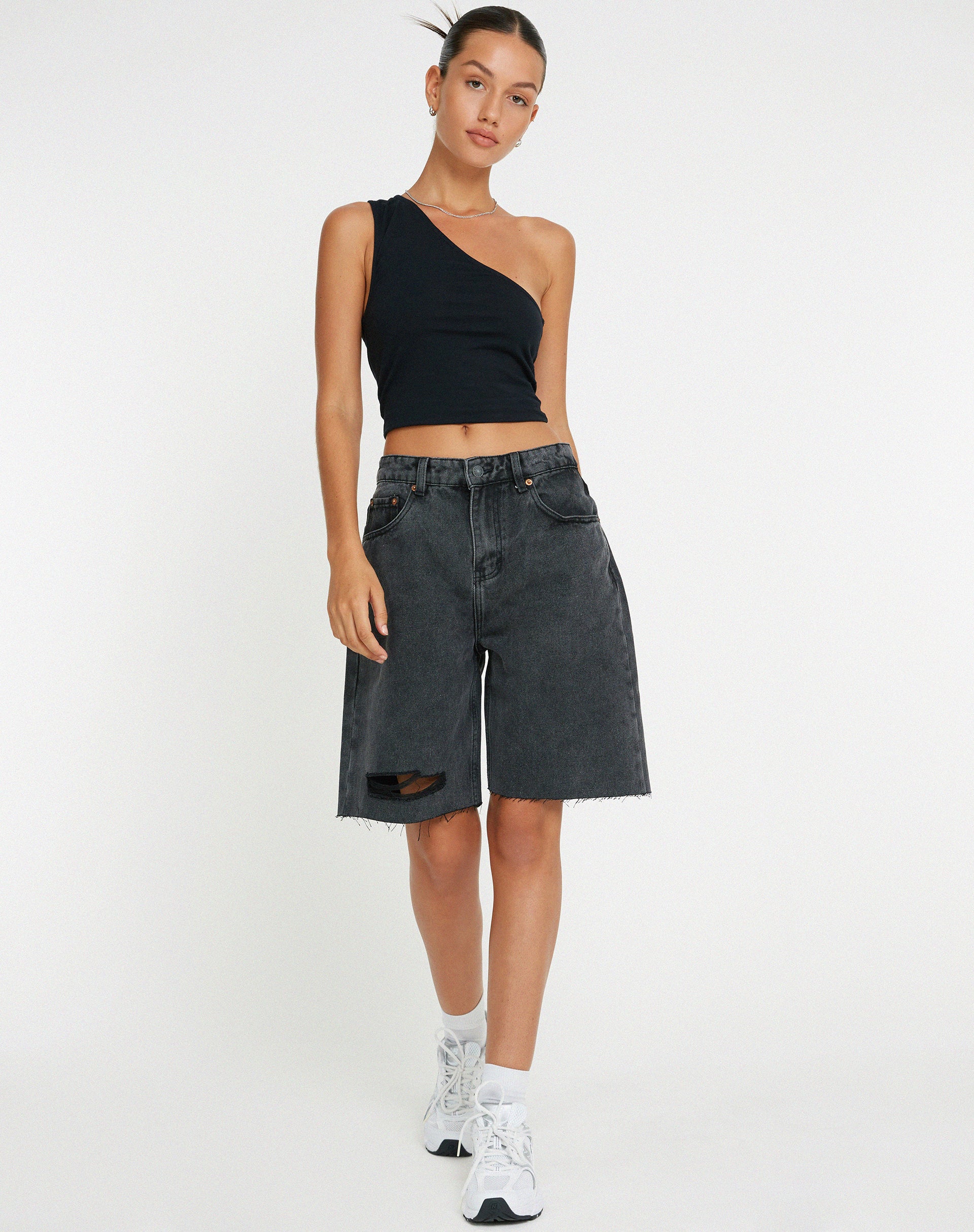 IMAGE DU SHORT LONG EN DENIM NOIR DÉLAVÉ