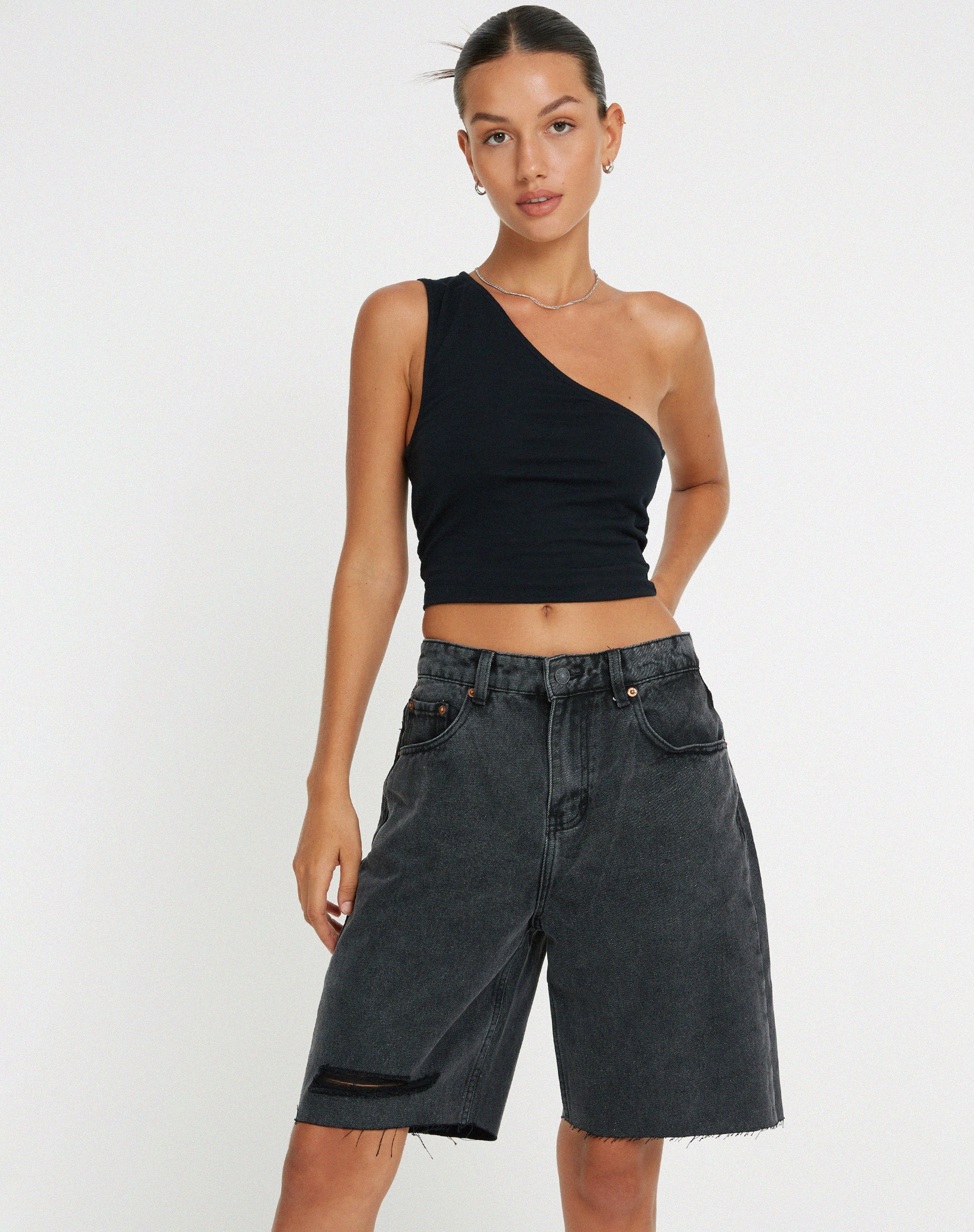 IMAGE DU SHORT LONG EN DENIM NOIR DÉLAVÉ
