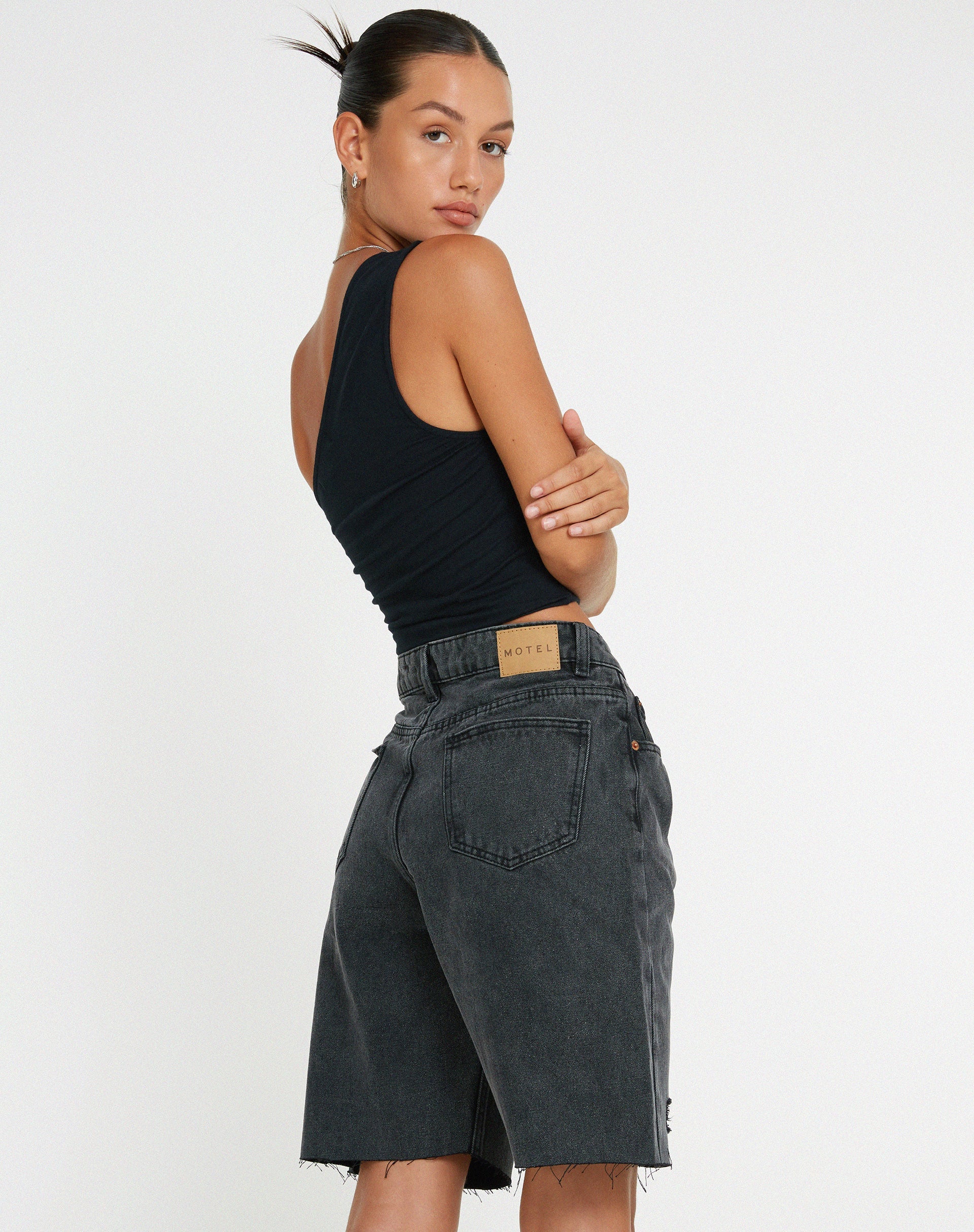 IMAGE DU SHORT LONG EN DENIM NOIR DÉLAVÉ