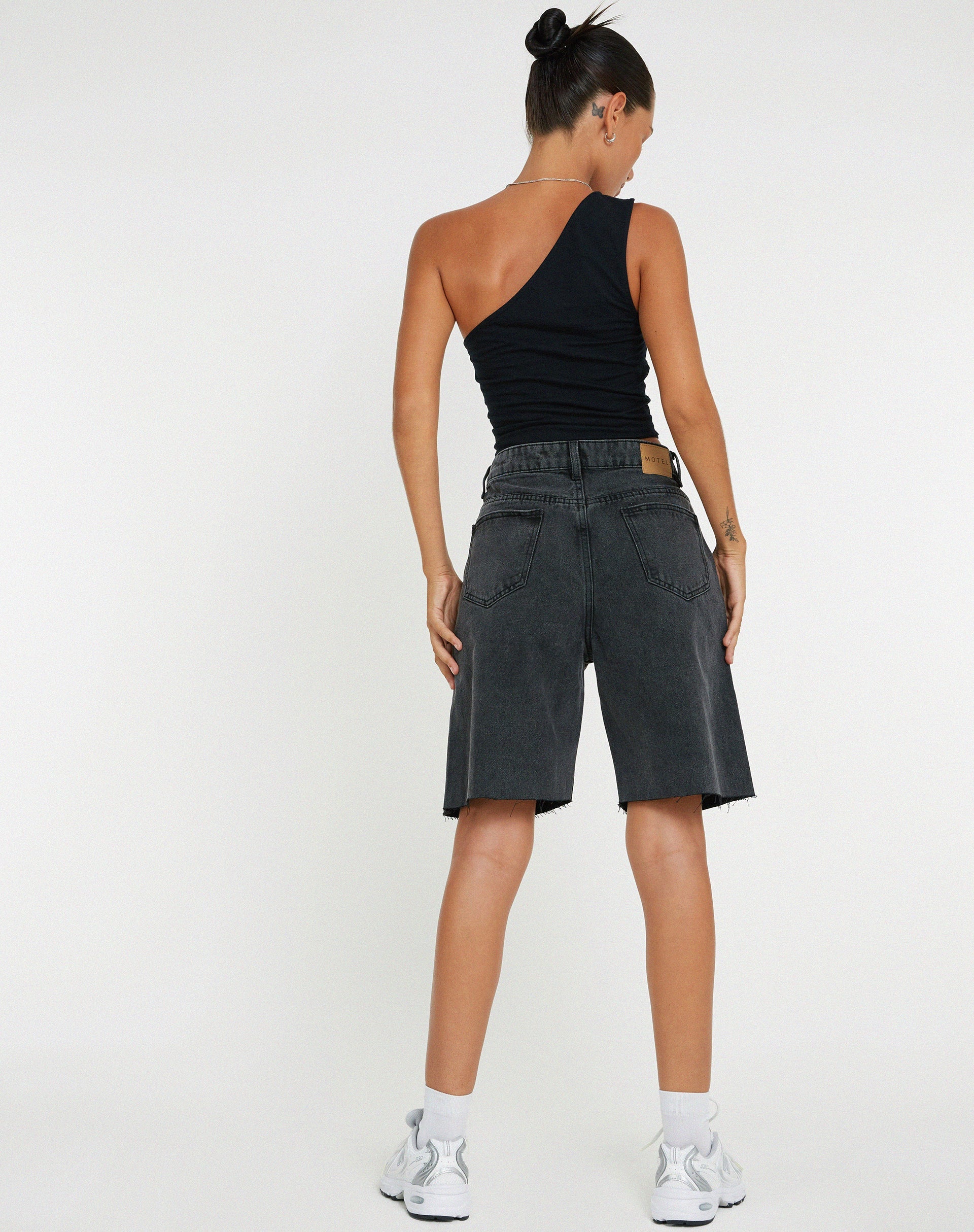 IMAGE DU SHORT LONG EN DENIM NOIR DÉLAVÉ