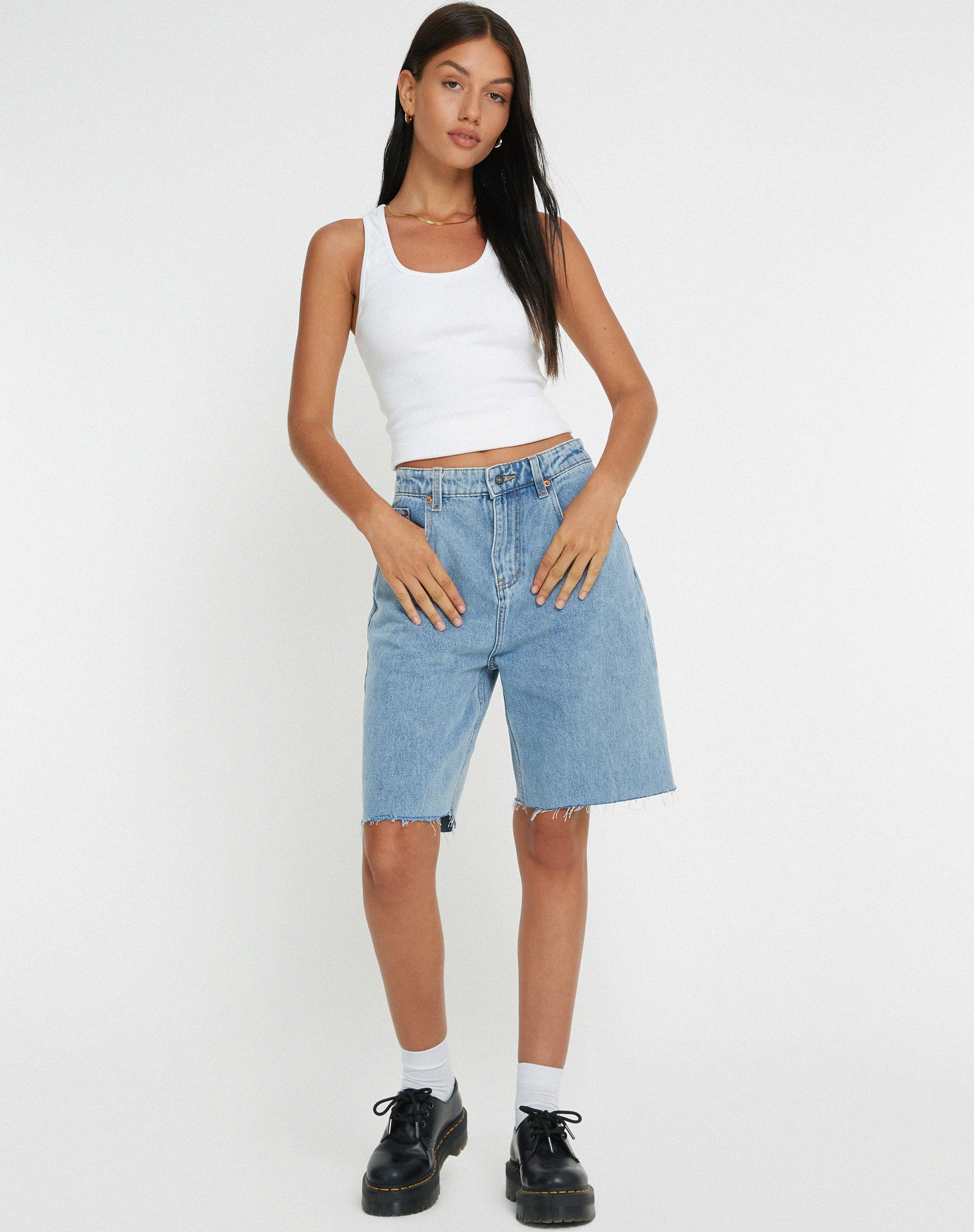 IMAGE D'UN SHORT LONG EN DENIM DE COULEUR CLAIRE